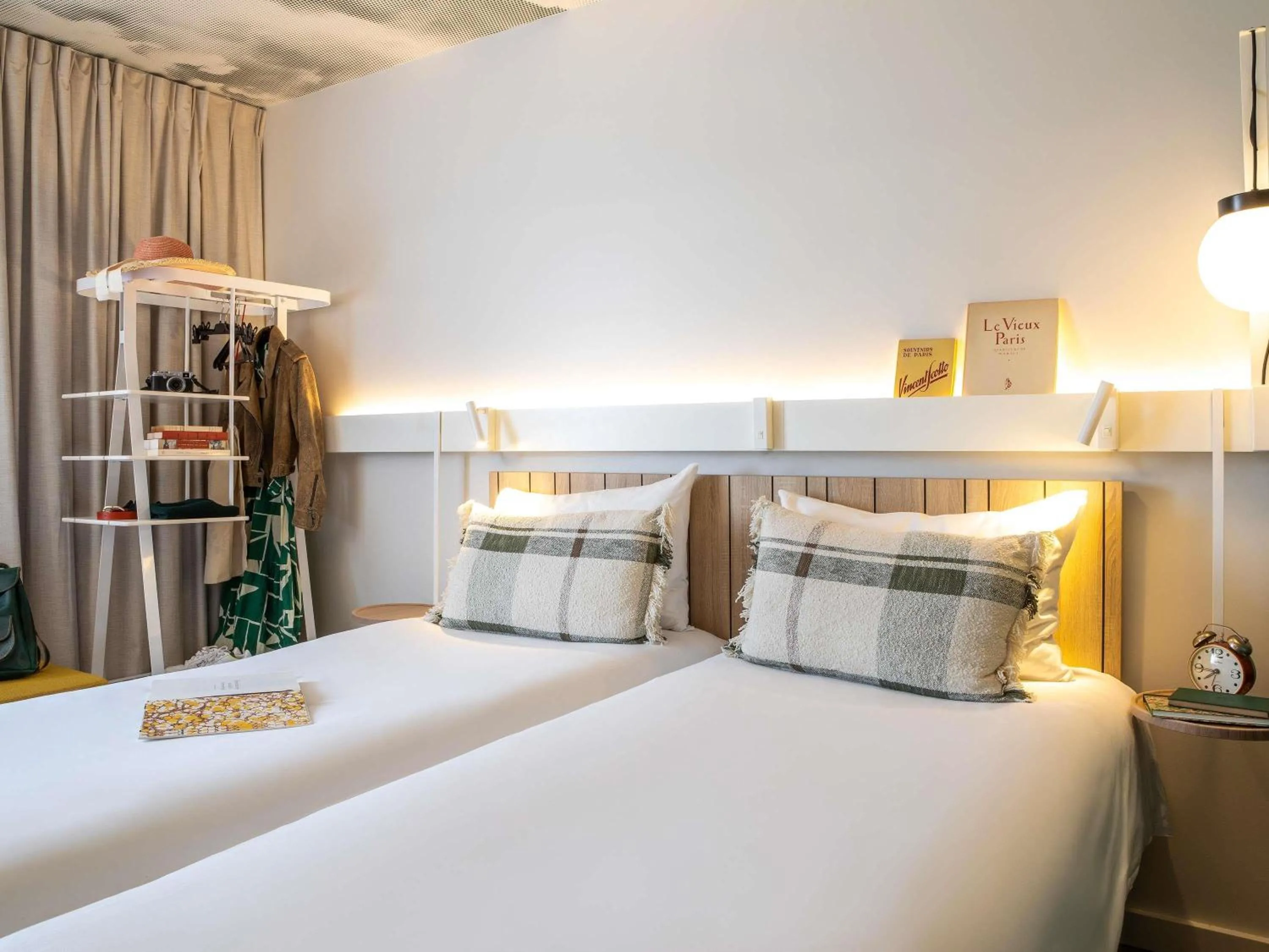 Bedroom, Bed in ibis Maine Montparnasse