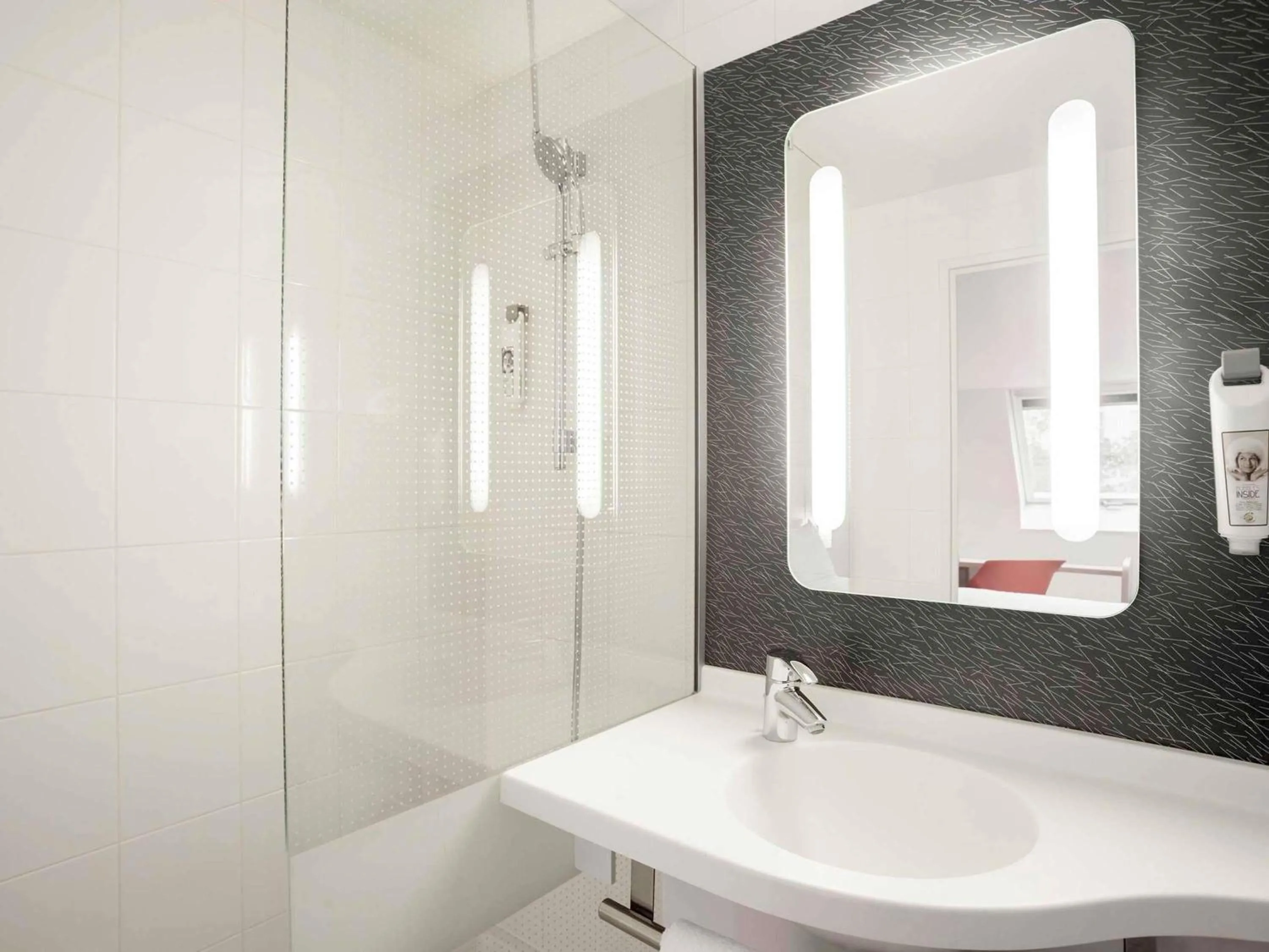 Bedroom in ibis Maine Montparnasse