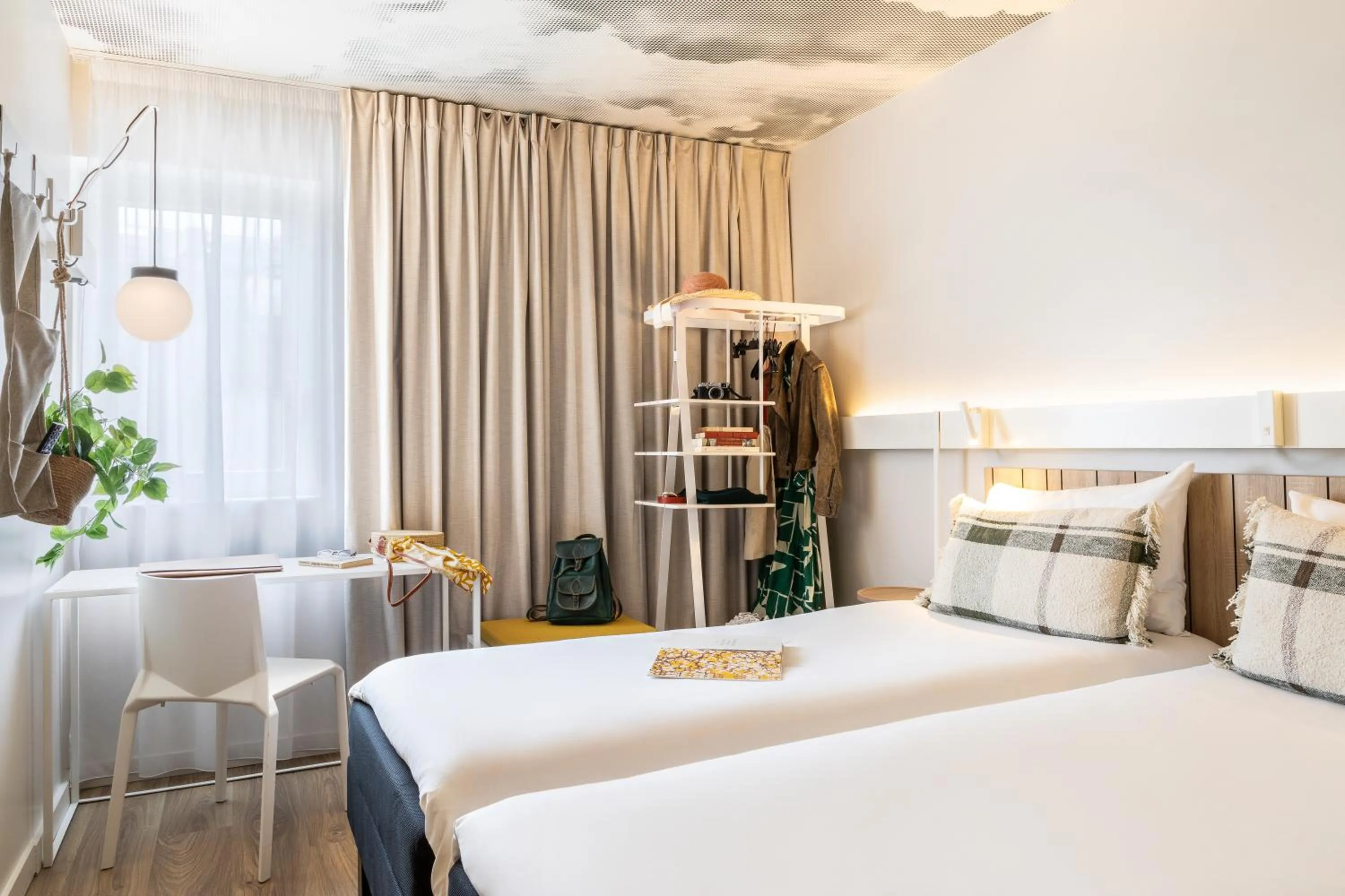 Bedroom, Bed in ibis Maine Montparnasse