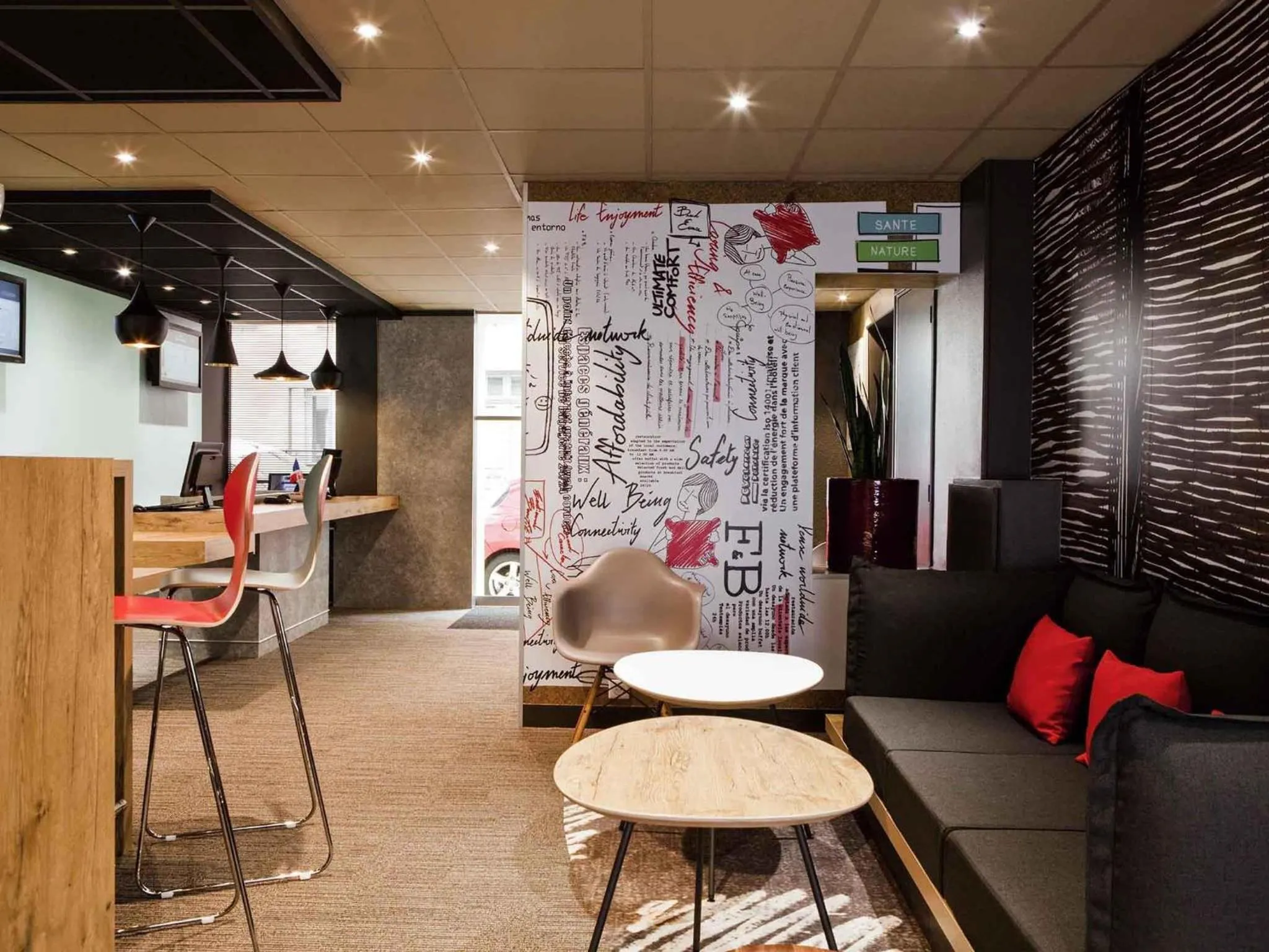 Lounge or bar in ibis Maine Montparnasse