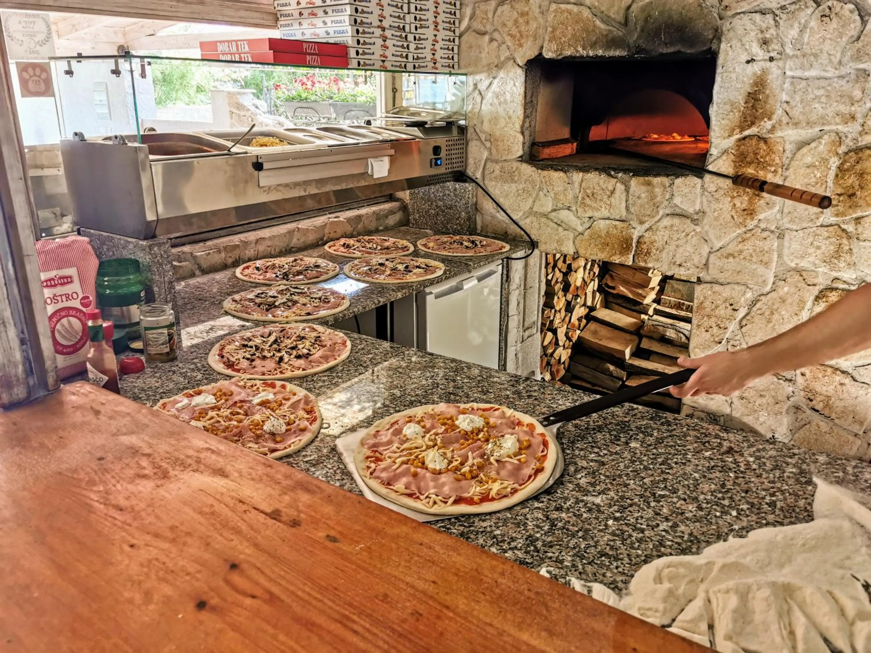 Restaurant/places to eat in Pansion Karoca