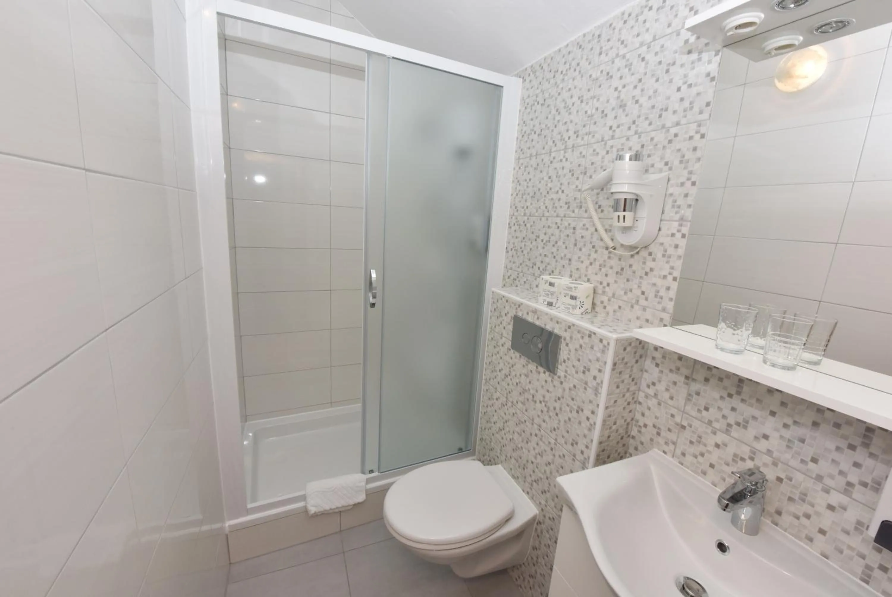 Shower in Pansion Karoca