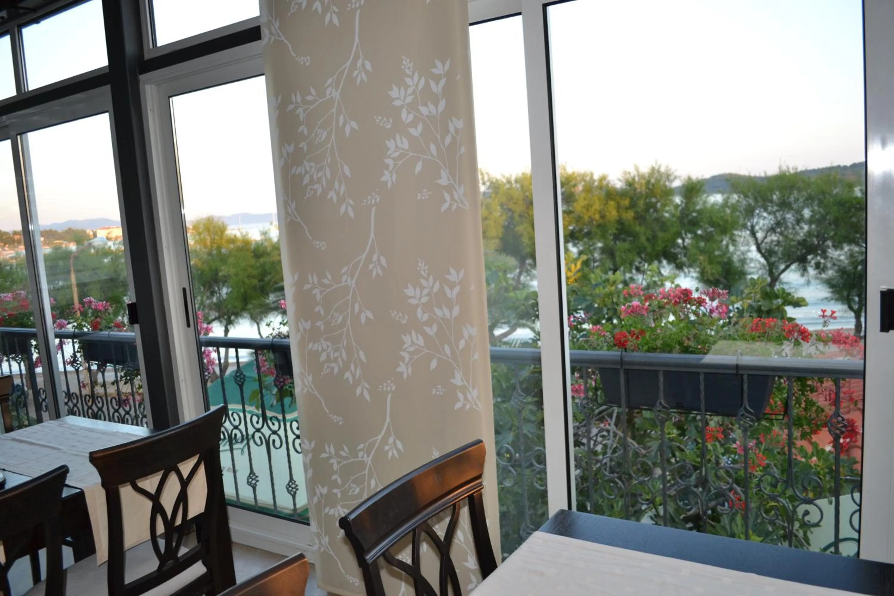Restaurant/places to eat in Pansion Karoca