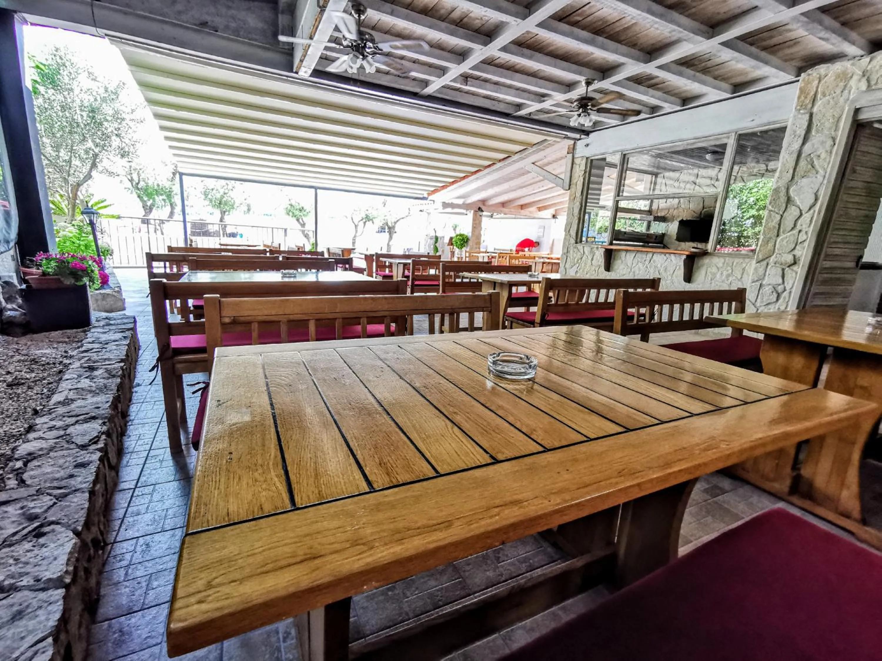 Restaurant/places to eat in Pansion Karoca