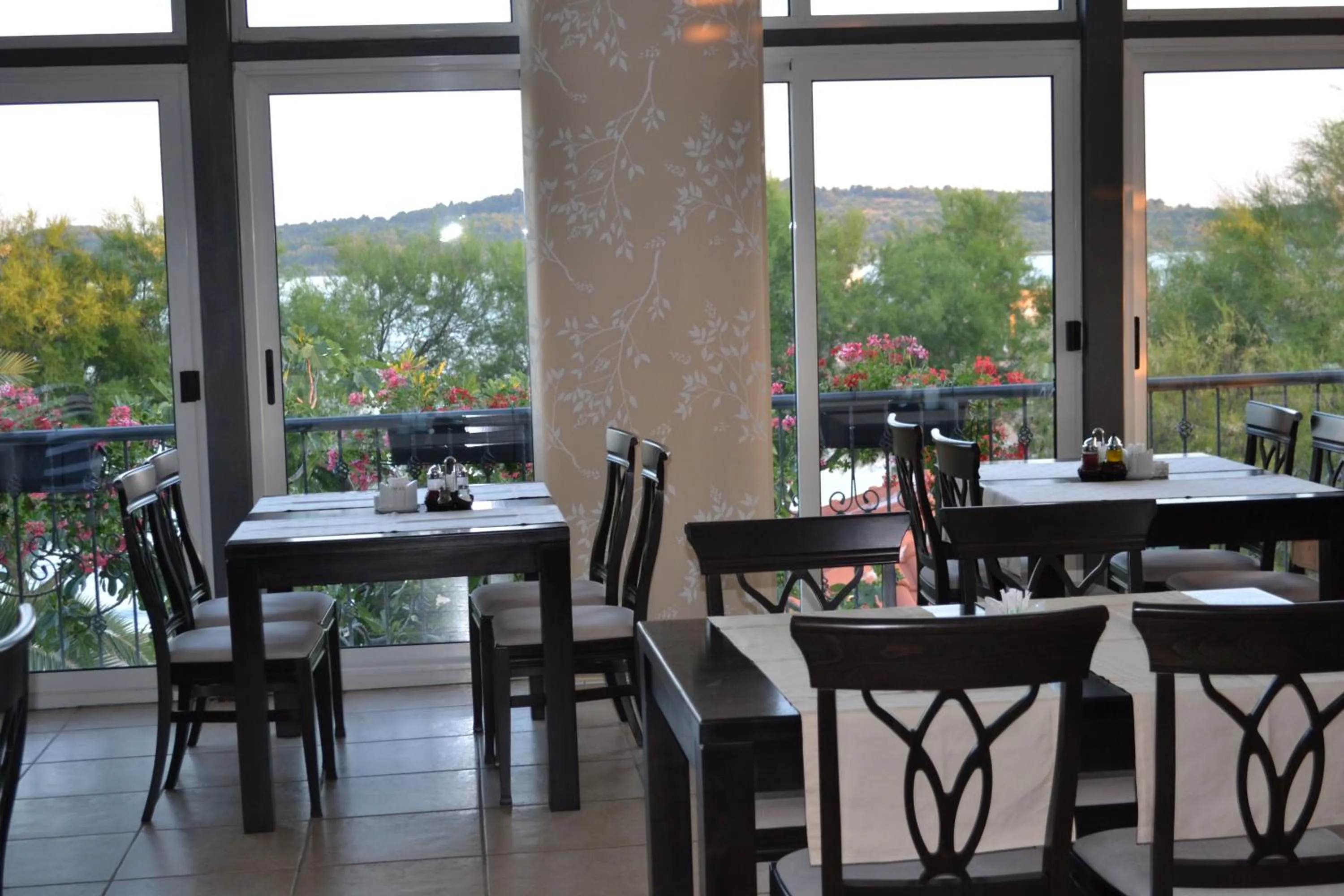 Restaurant/places to eat in Pansion Karoca