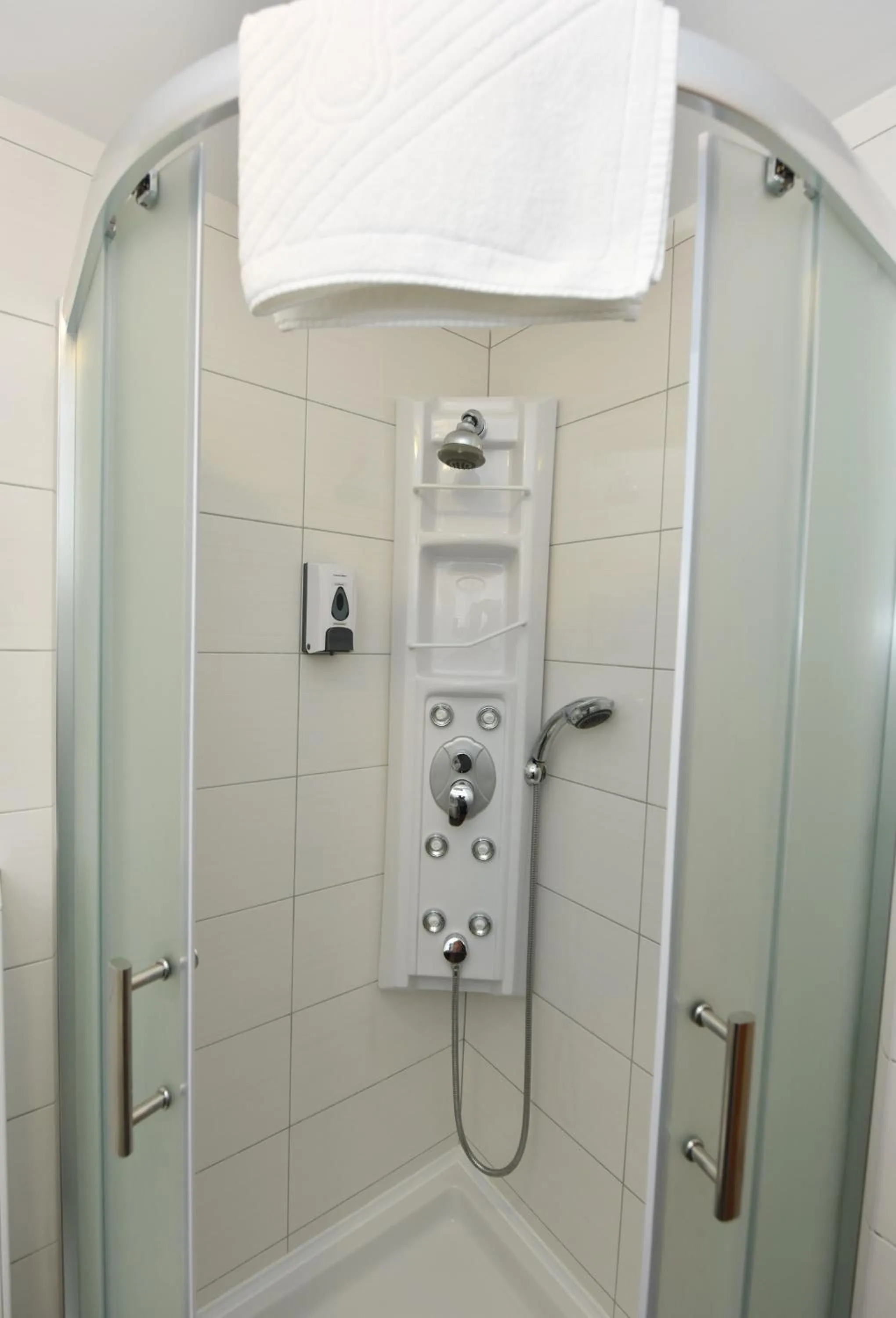 Shower in Pansion Karoca