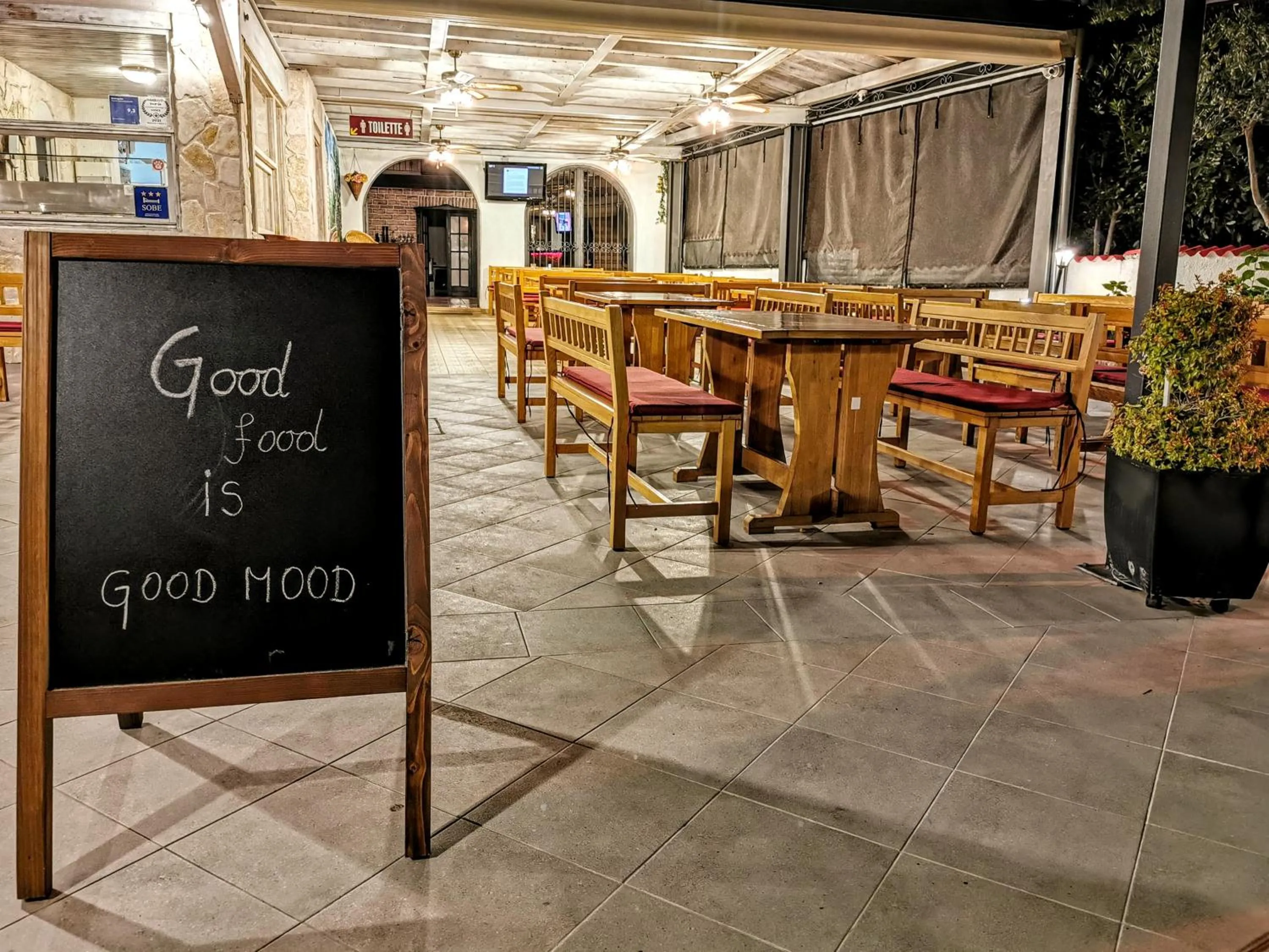 Restaurant/places to eat in Pansion Karoca