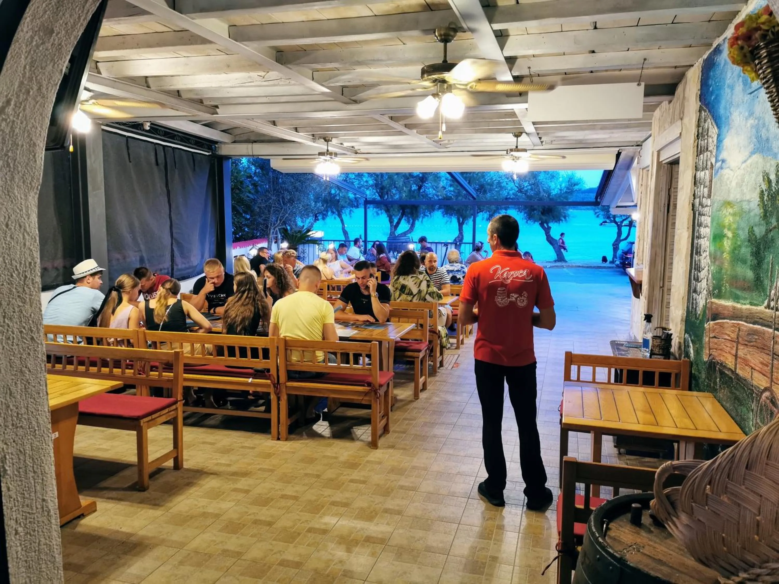 Restaurant/places to eat in Pansion Karoca