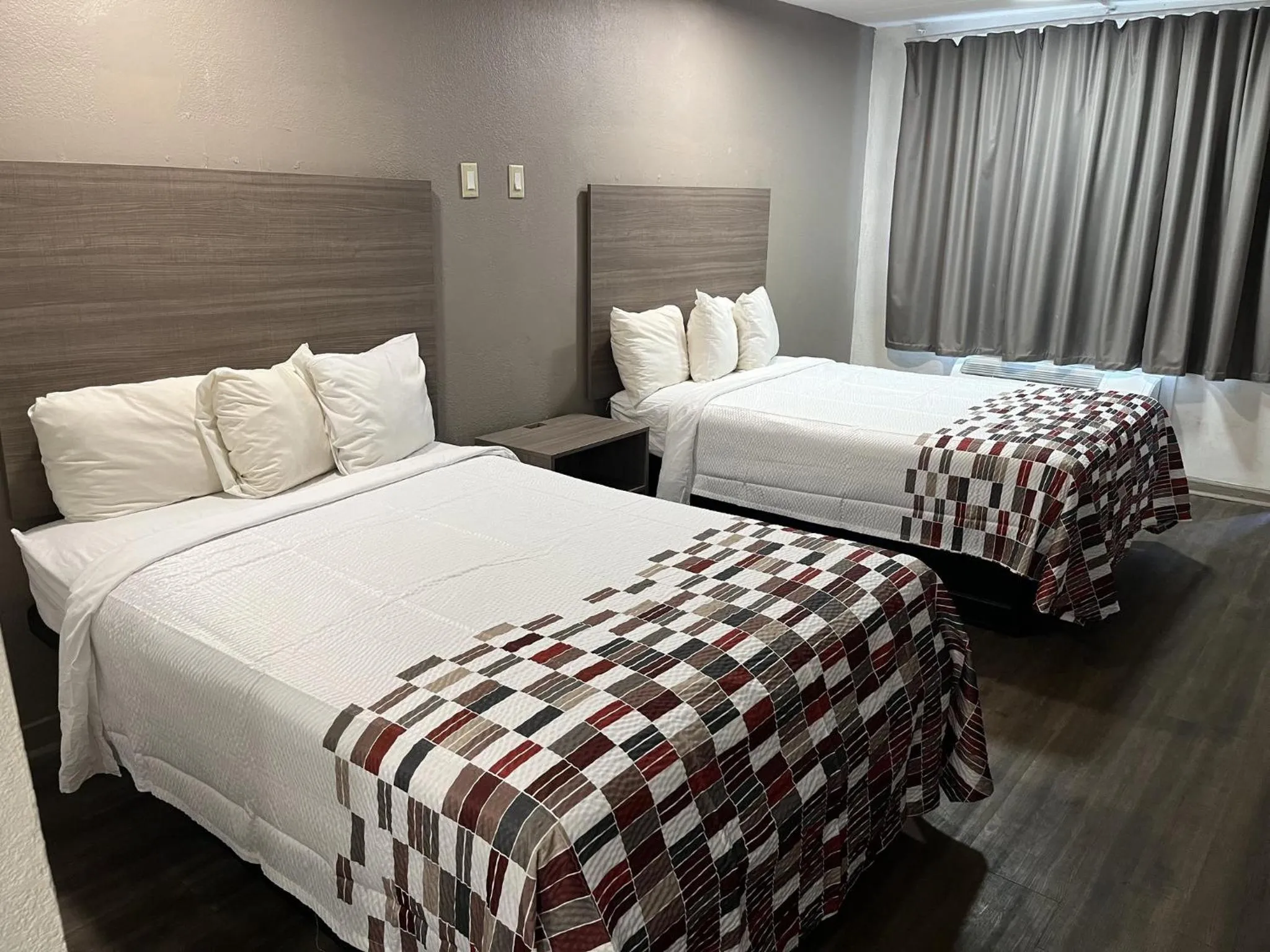 Bedroom, Bed in Red Roof Inn Greenville, NC