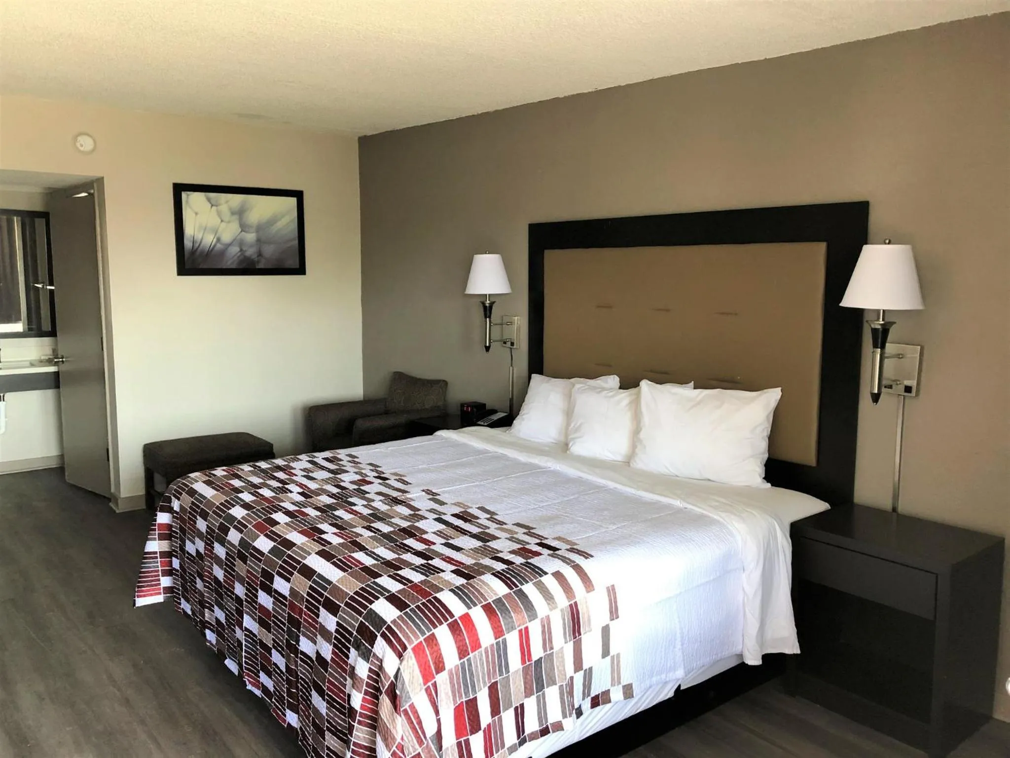 Photo of the whole room, Bed in Red Roof Inn Greenville, NC