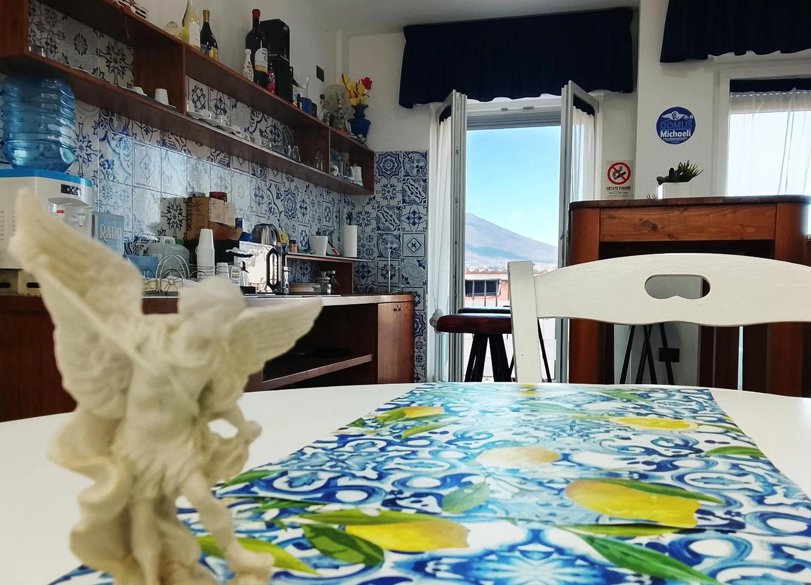 Coffee/tea facilities in Domus Michaeli B&B Pompei perfetto per famiglie e gruppi Camere confortevoli vicino agli Scavi e al centro