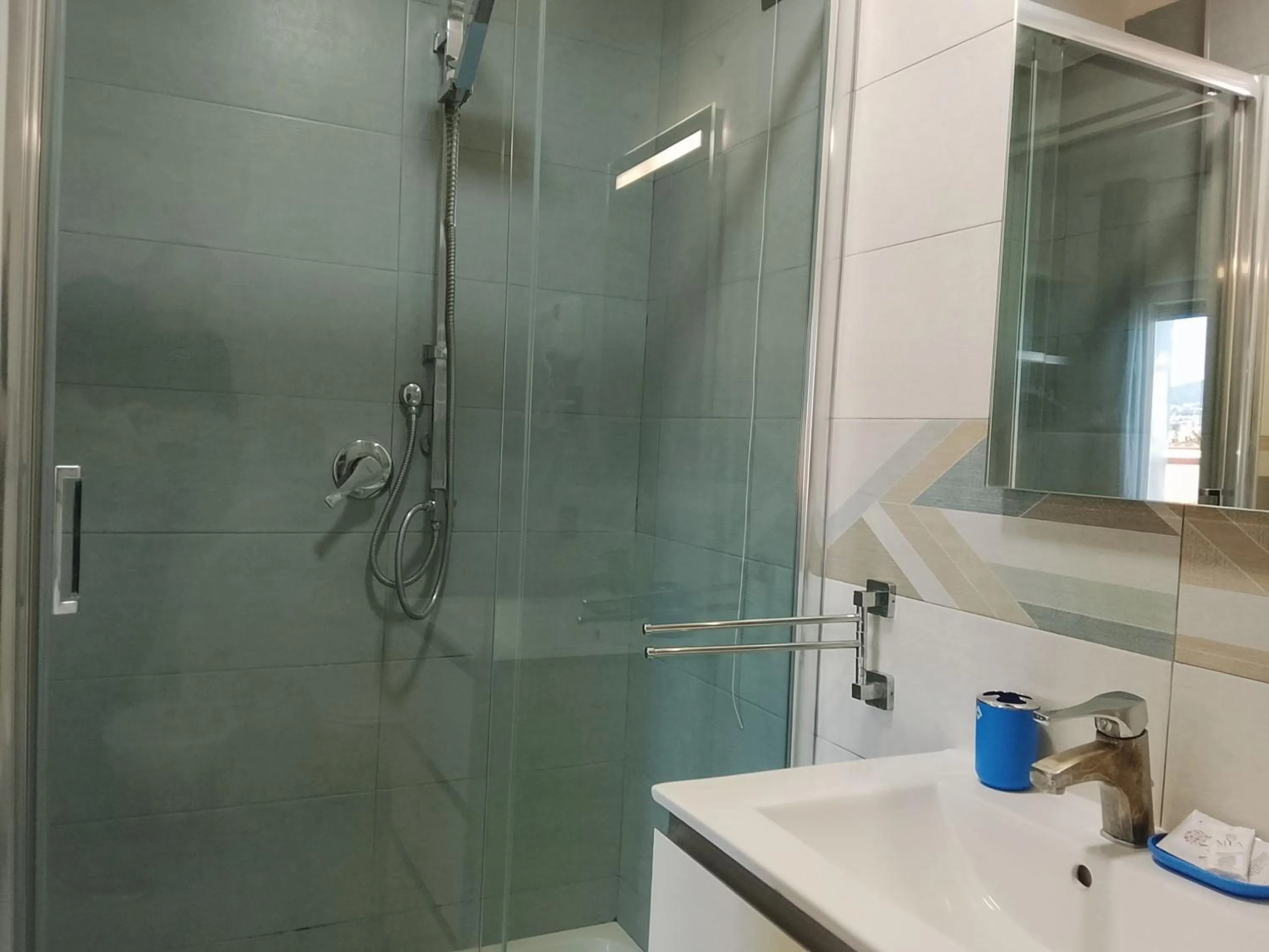 Shower in Domus Michaeli B&B Pompei perfetto per famiglie e gruppi Camere confortevoli vicino agli Scavi e al centro