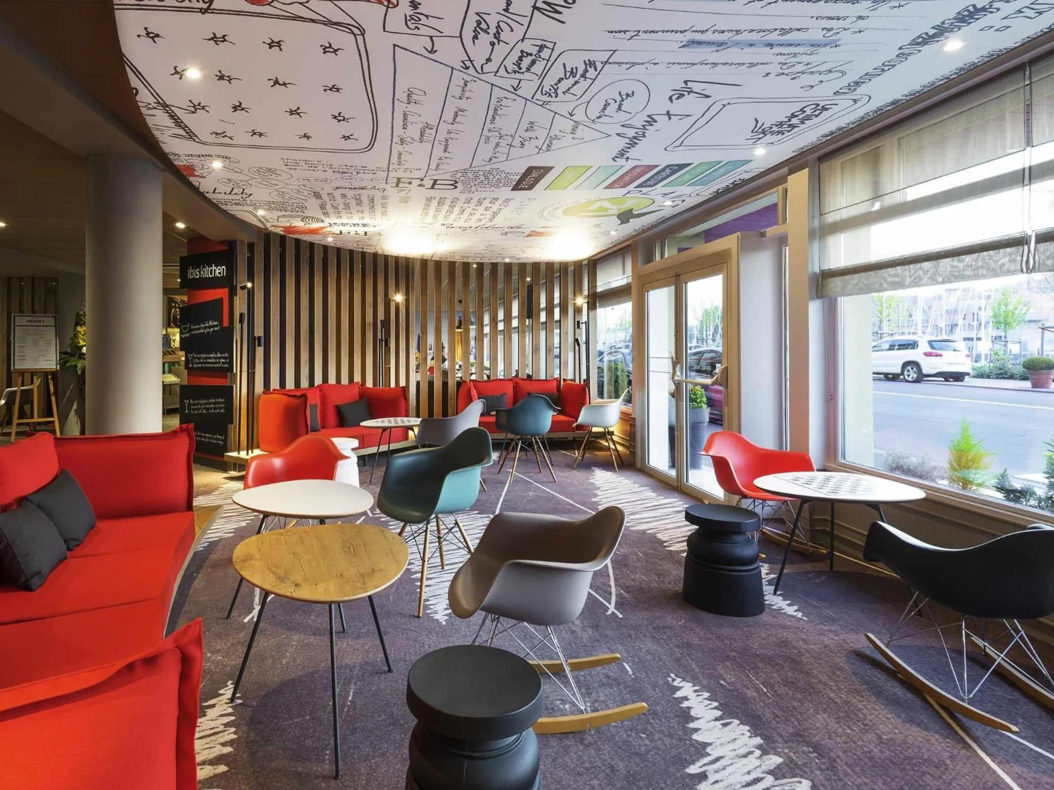Lounge or bar in ibis Deauville Centre