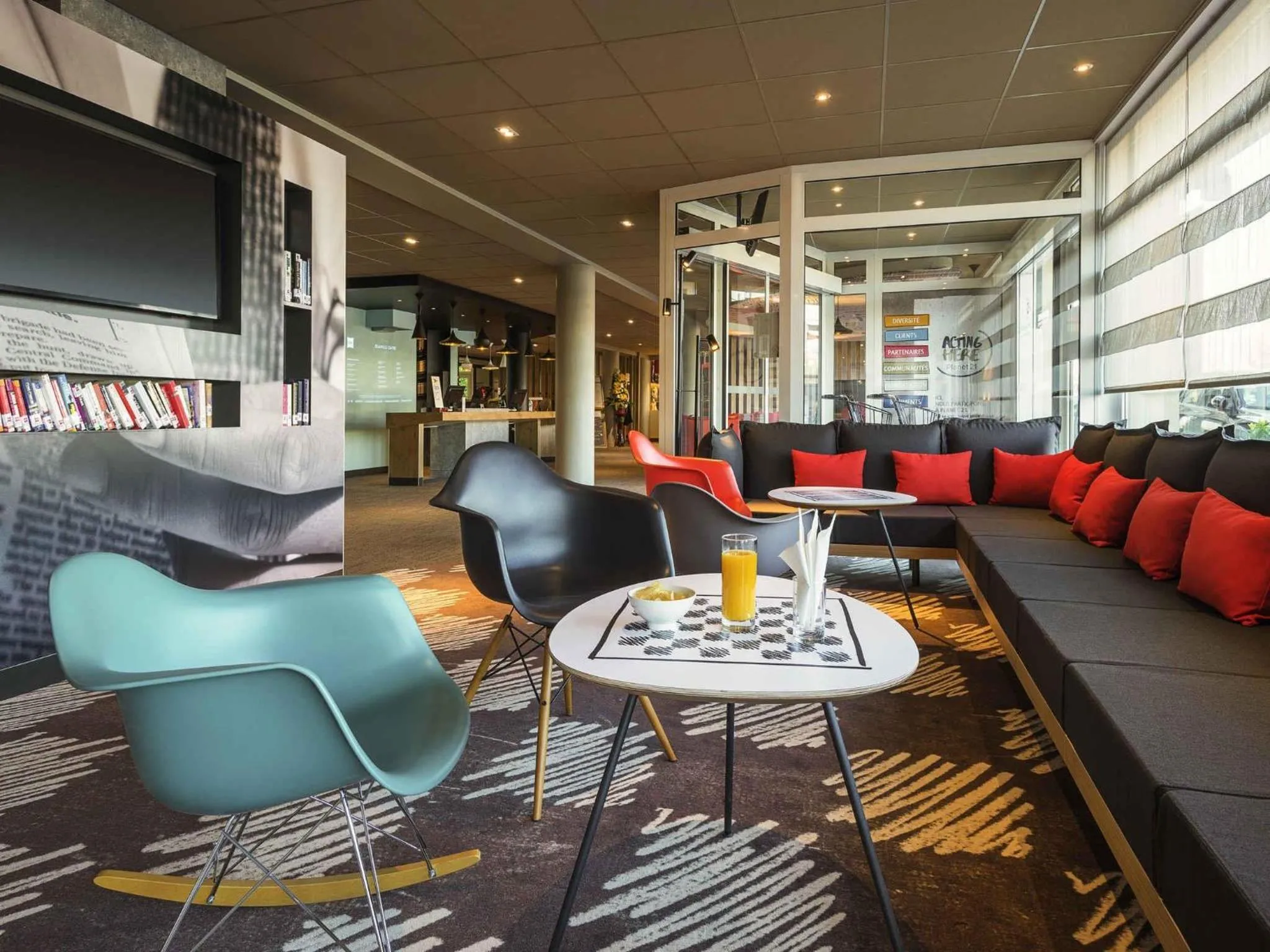 Lounge or bar in ibis Deauville Centre