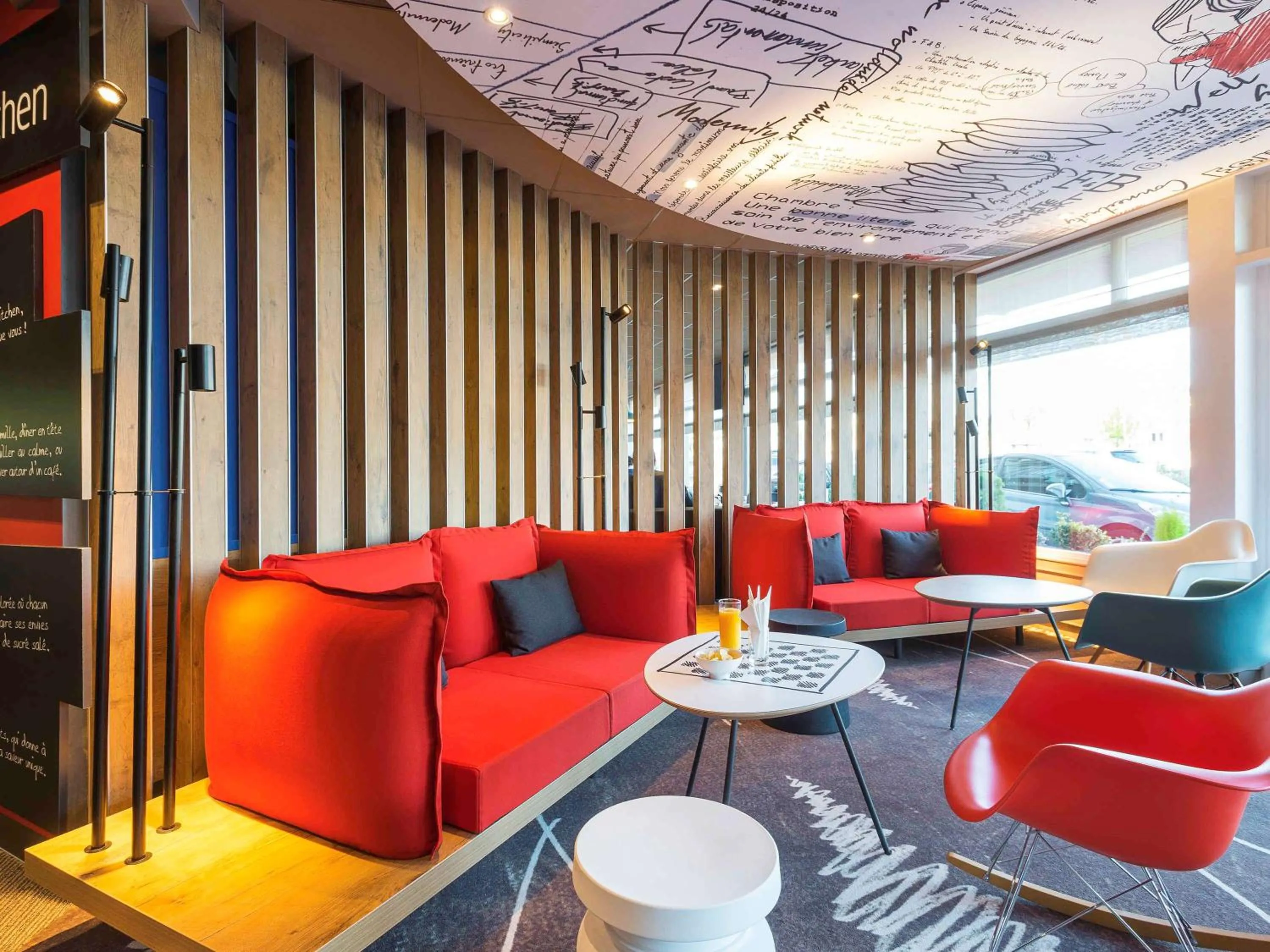 Lounge or bar in ibis Deauville Centre