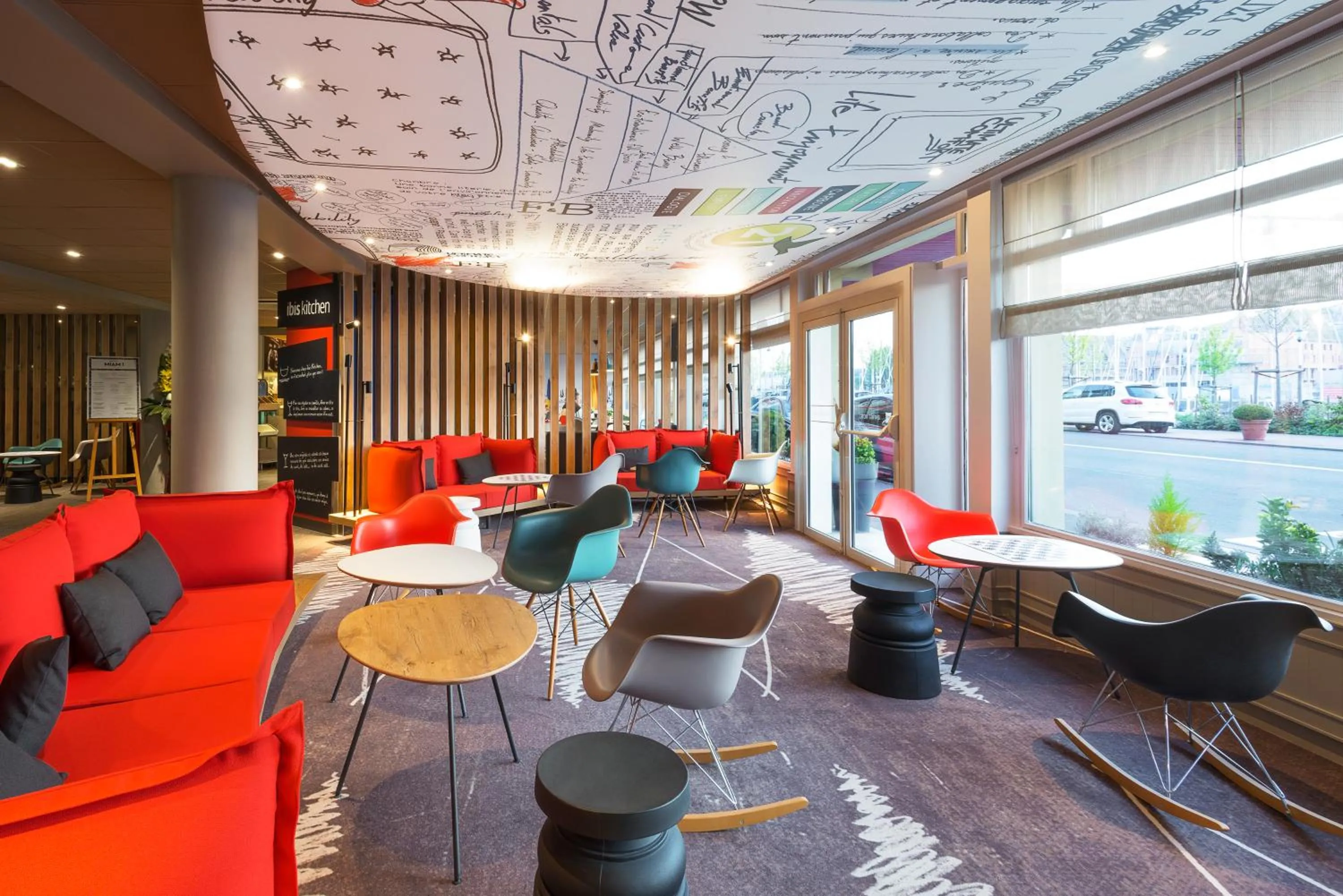 Communal lounge/ TV room in ibis Deauville Centre