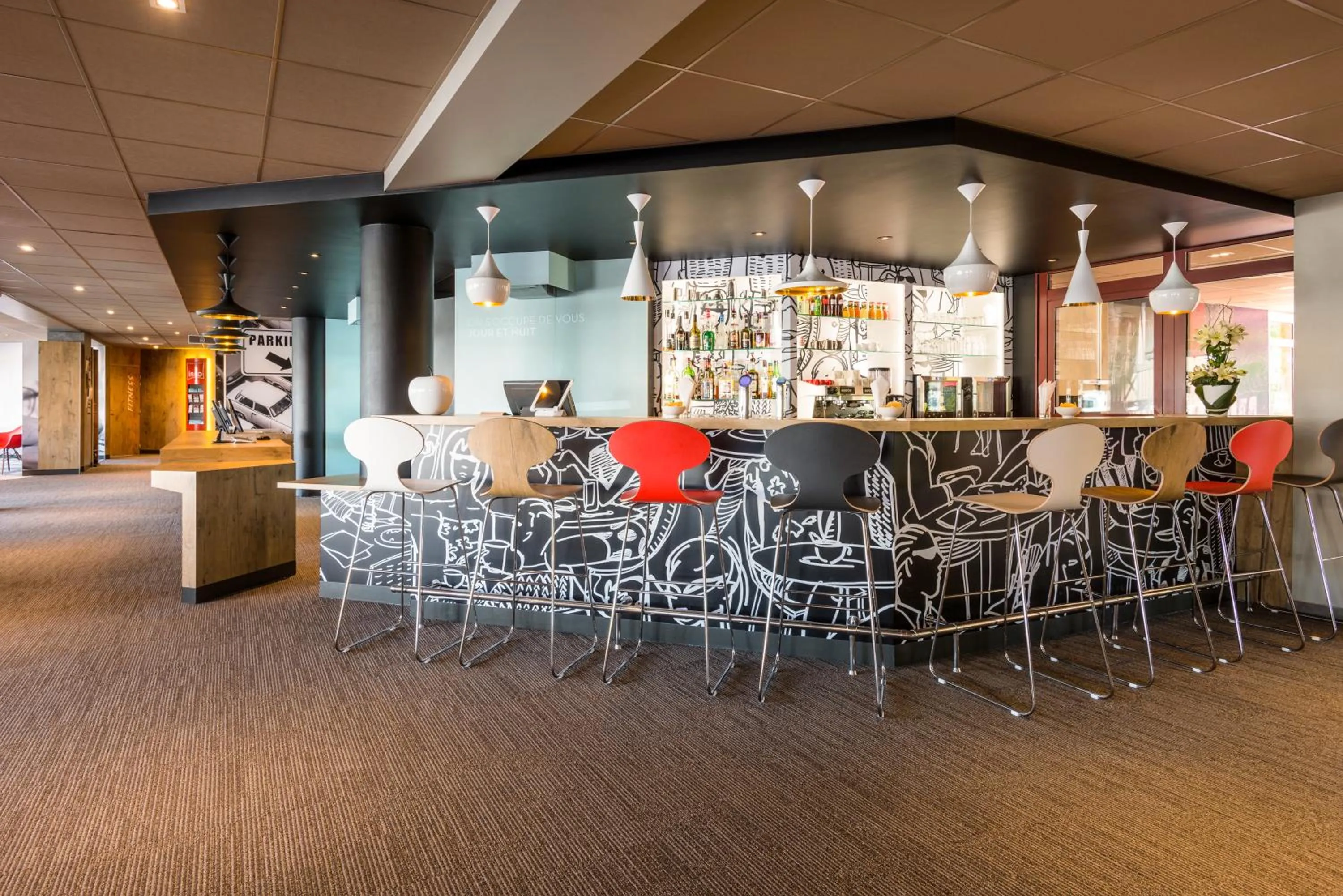 Lounge or bar in ibis Deauville Centre