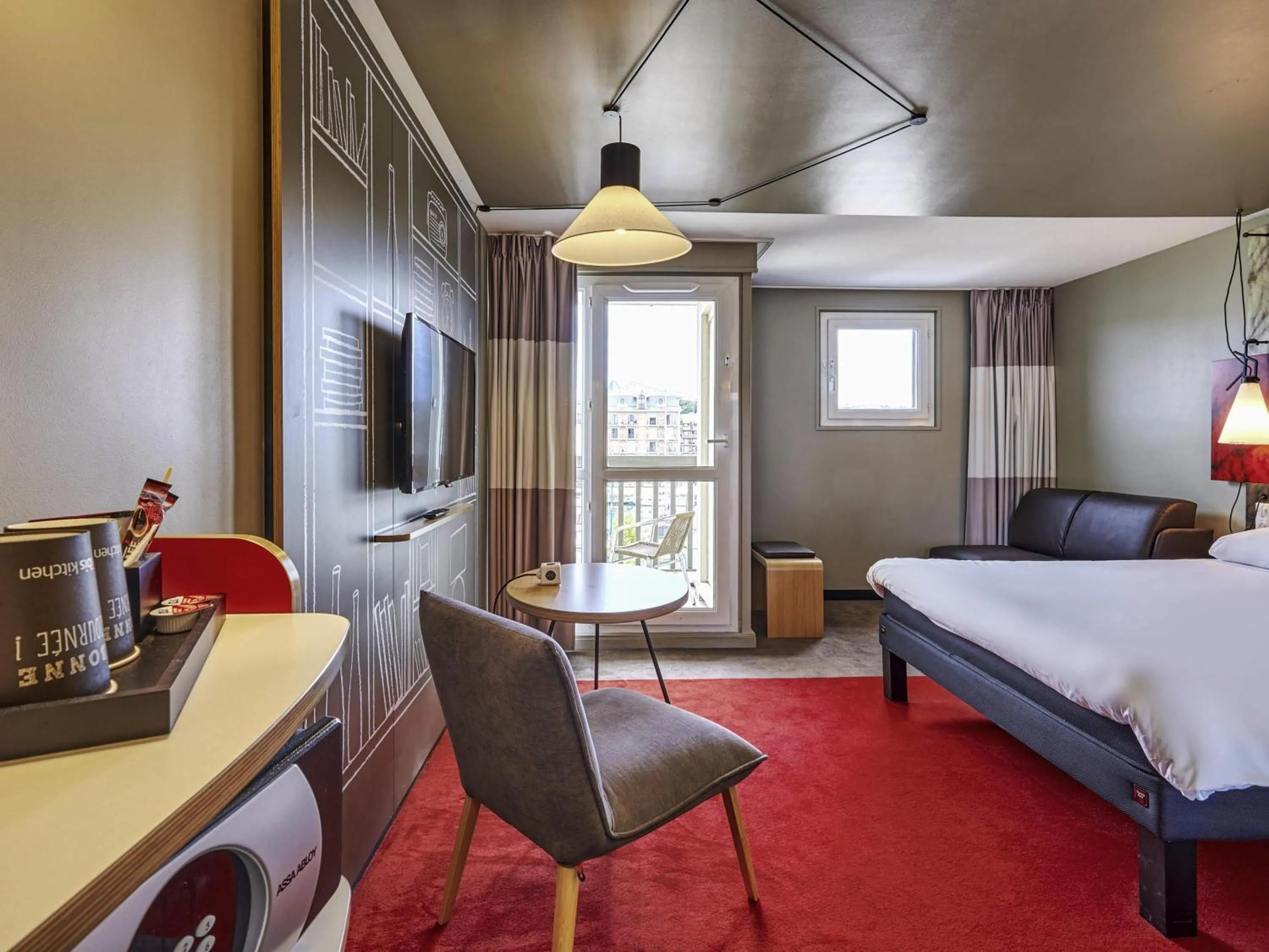 Bedroom, Bed in ibis Deauville Centre