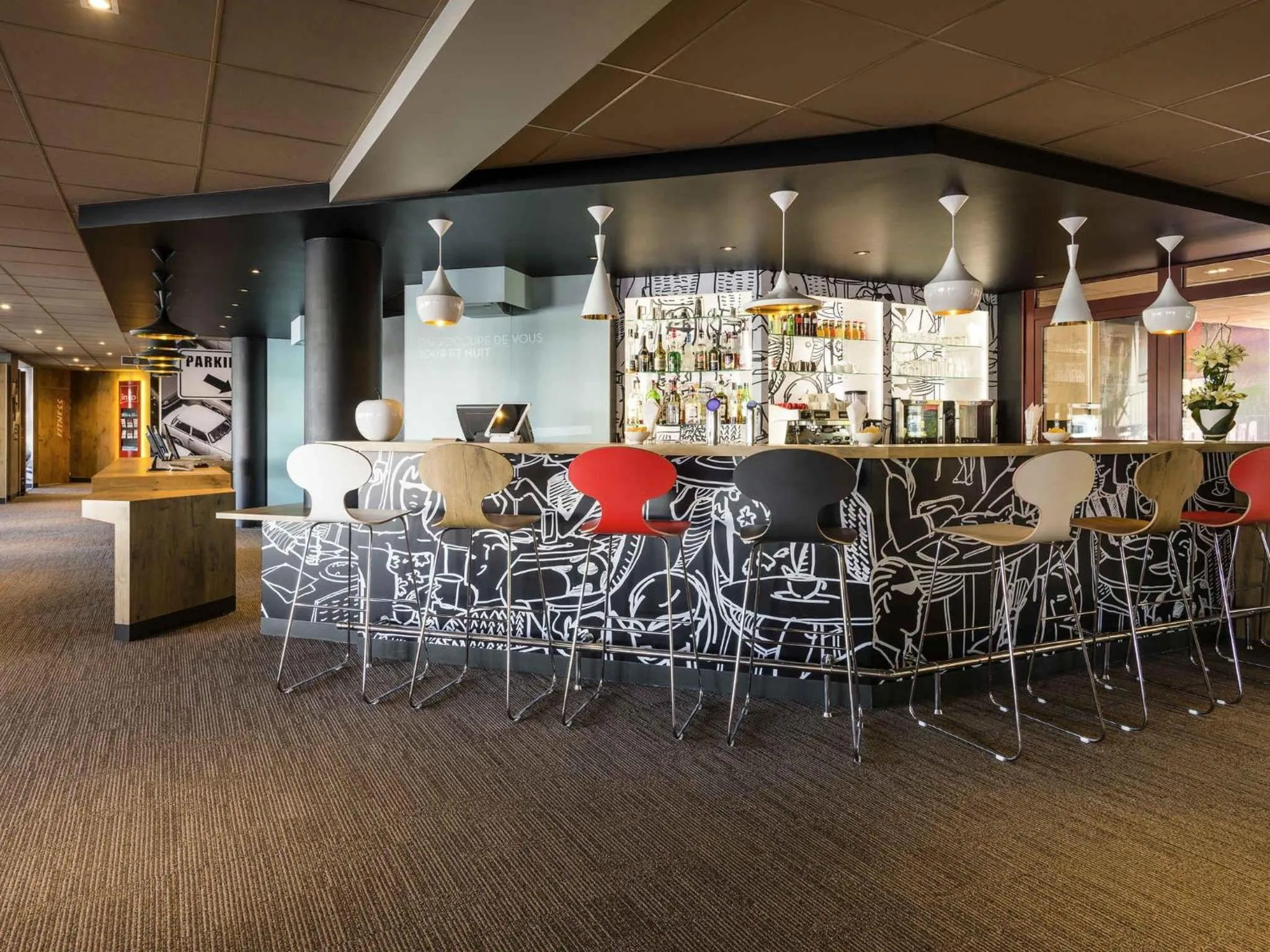 Lounge or bar in ibis Deauville Centre
