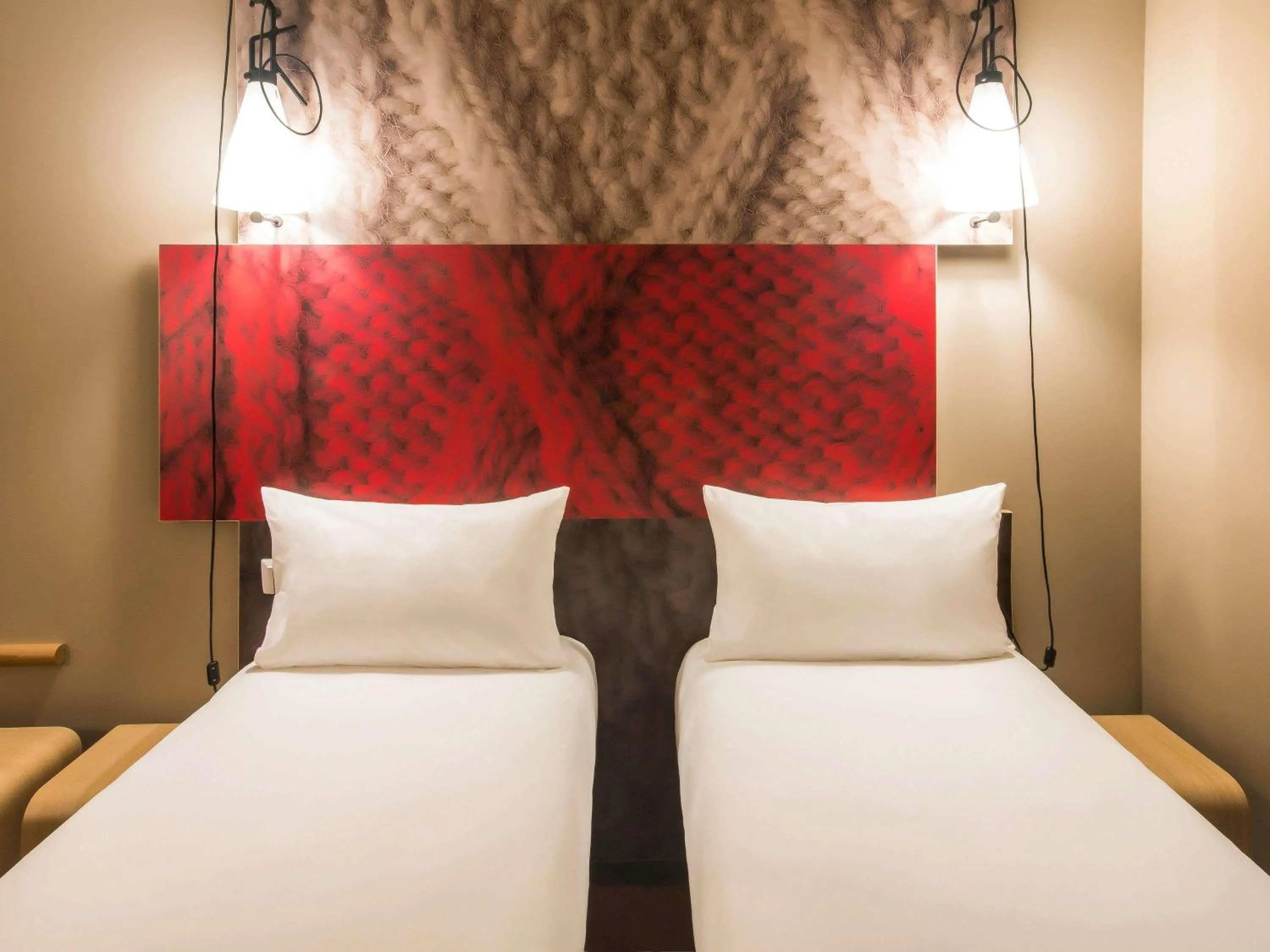 Bedroom, Bed in ibis Deauville Centre