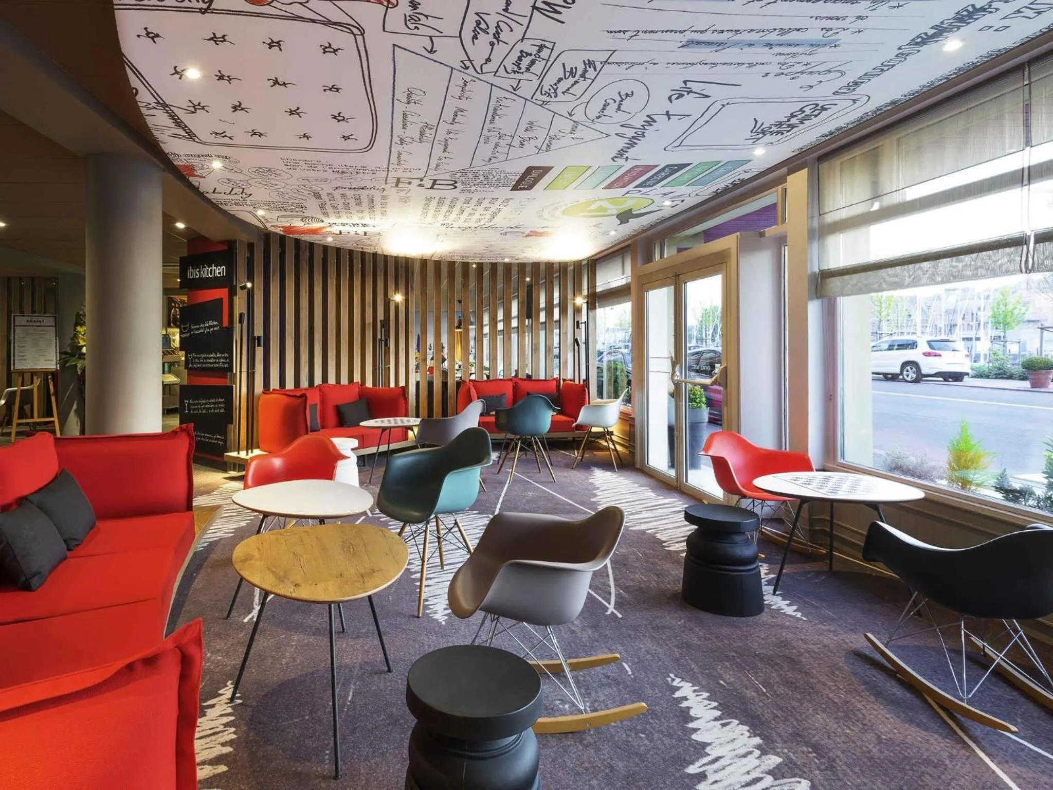 Lounge or bar in ibis Deauville Centre