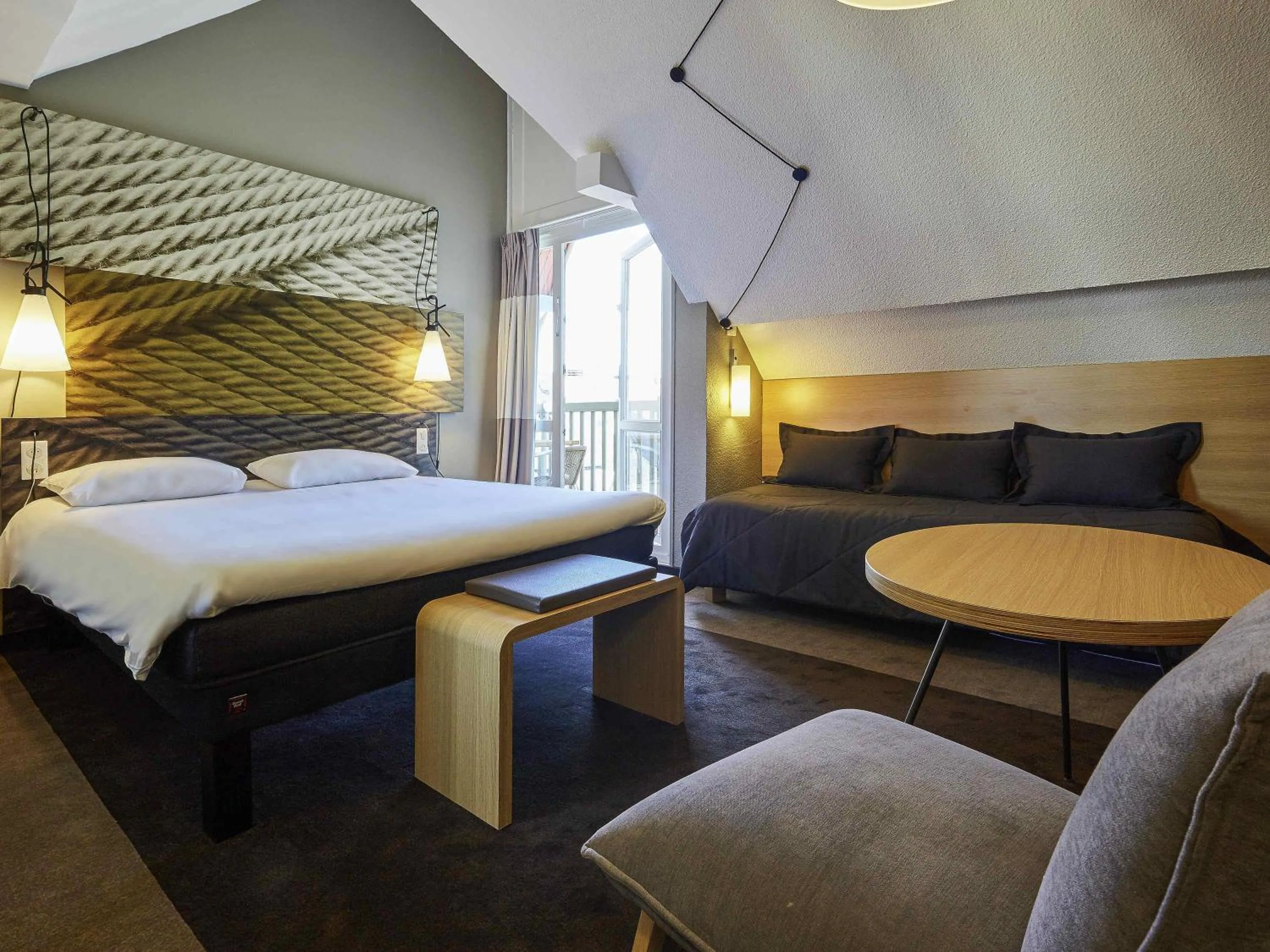 Bedroom, Bed in ibis Deauville Centre