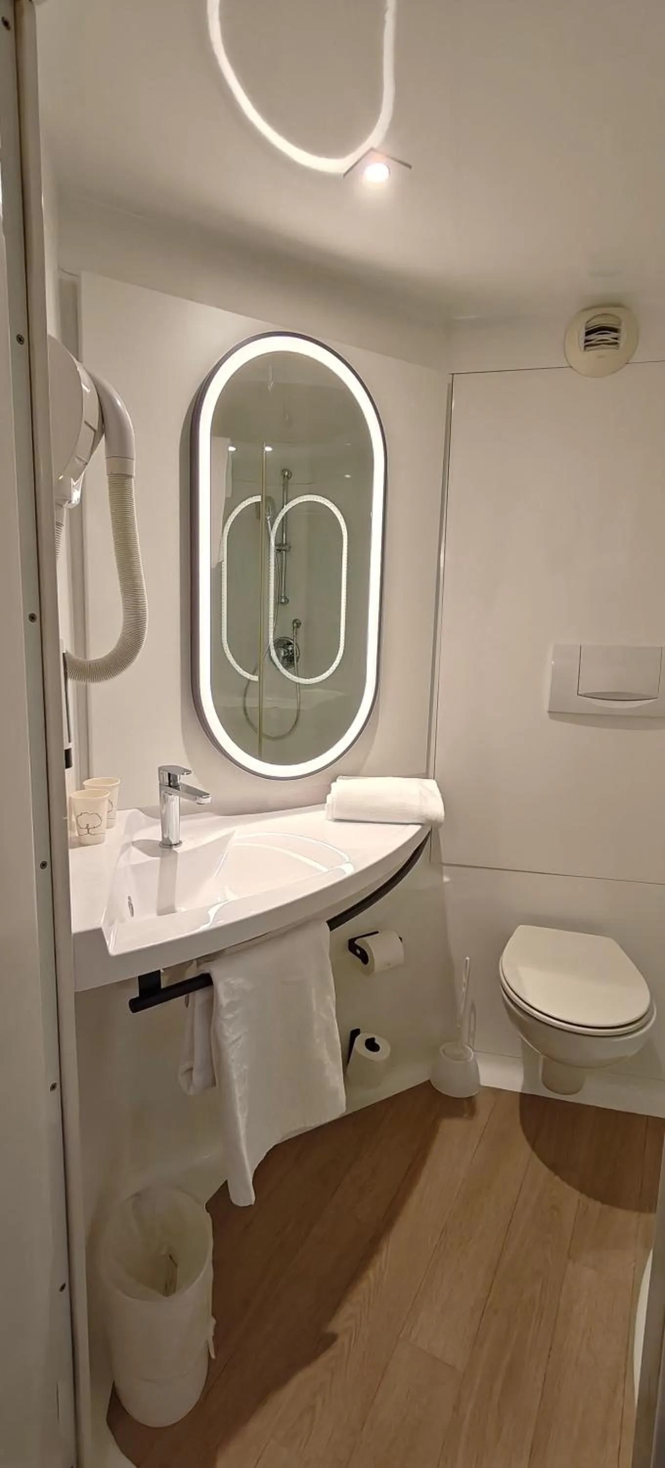 Toilet in B&B HOTEL Thionville Yutz Route du Luxembourg