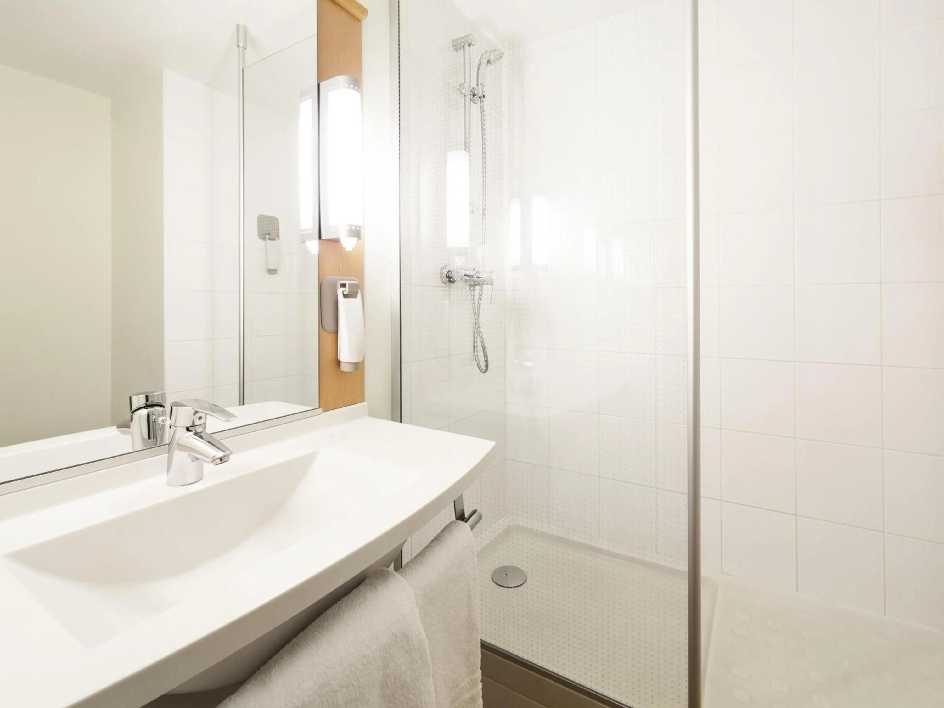 Bedroom in ibis Saint-Nazaire - Trignac