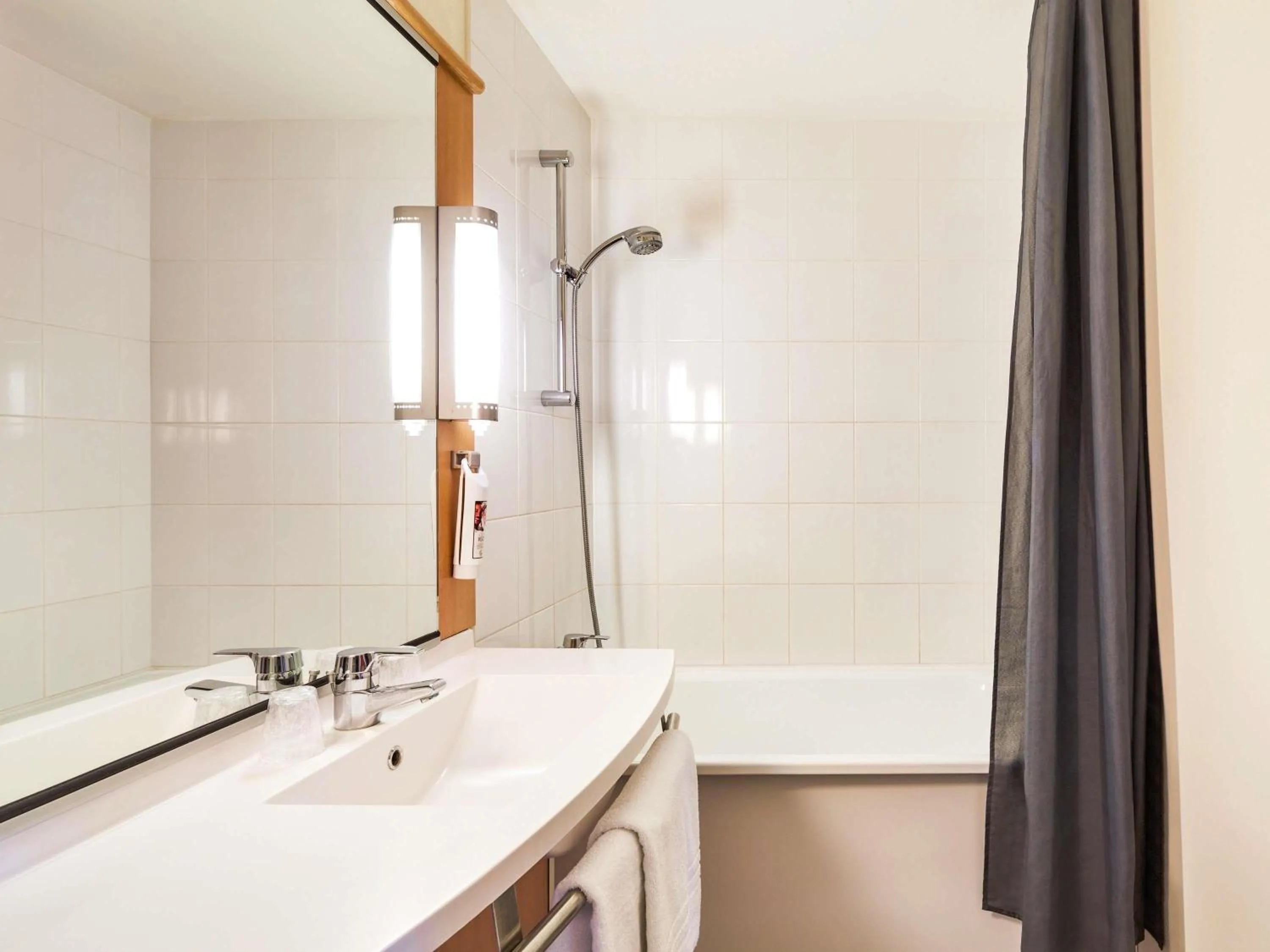 Photo of the whole room in ibis Saint-Nazaire - Trignac