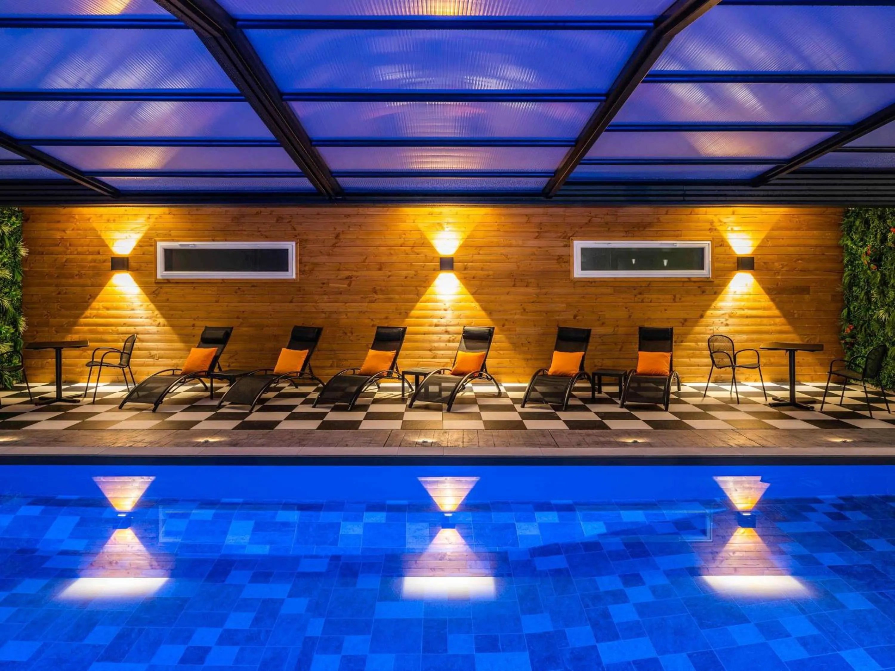 Pool view in ibis Saint-Nazaire - Trignac