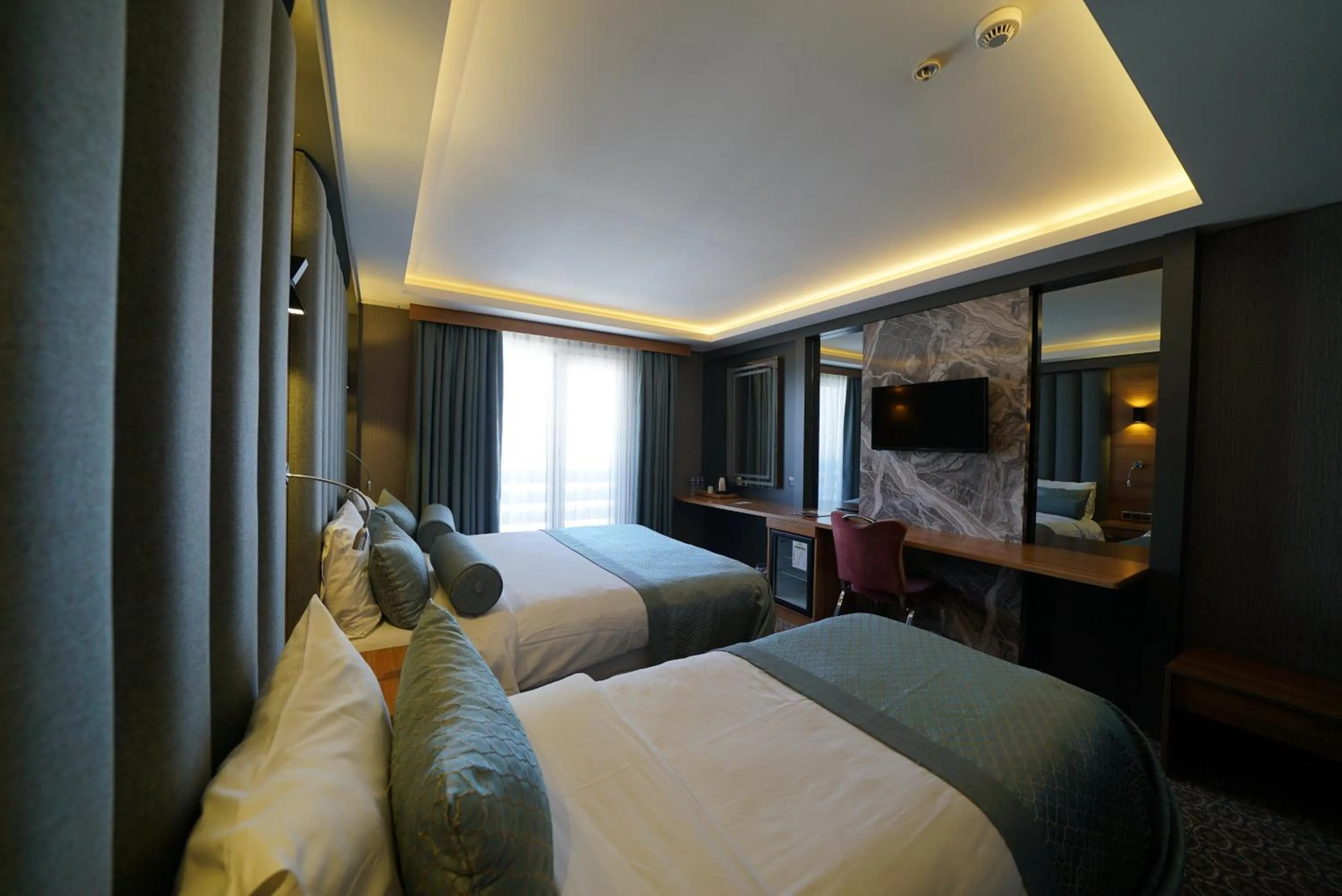 Communal lounge/ TV room, Bed in Green Prusa Hotel