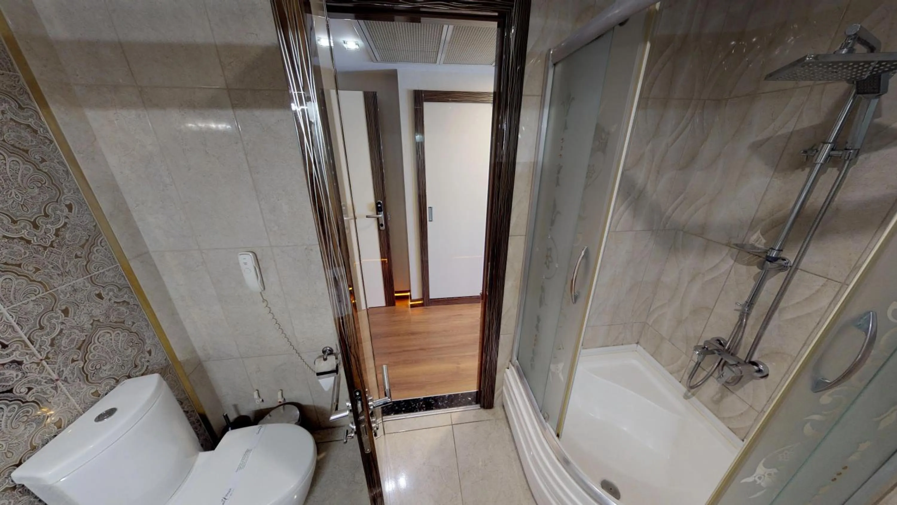 Shower in Green Prusa Hotel