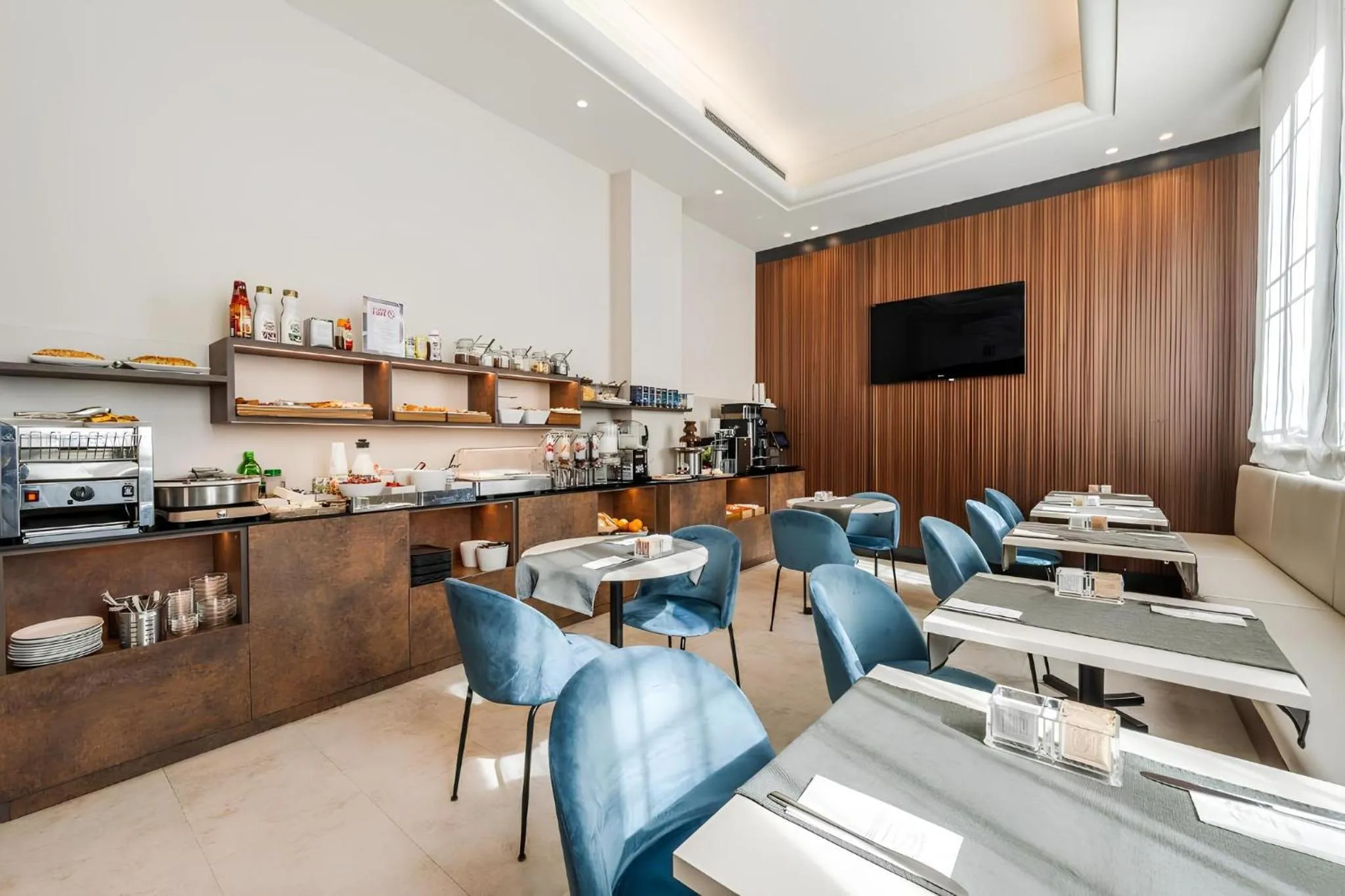 Breakfast in Astoria Deluxe rooms