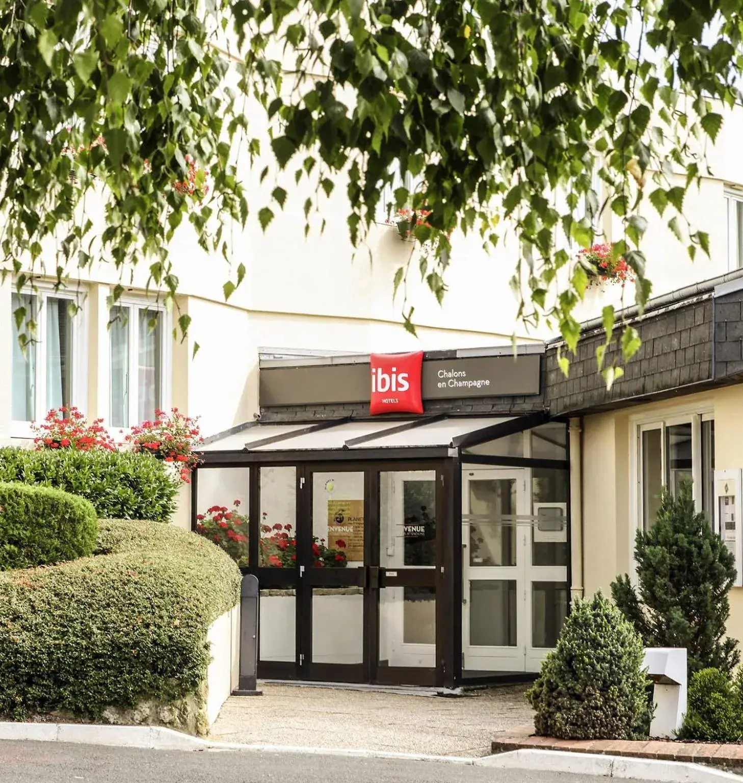 Property building in ibis Chalons en Champagne Property building in ibis Chalons en Champagne