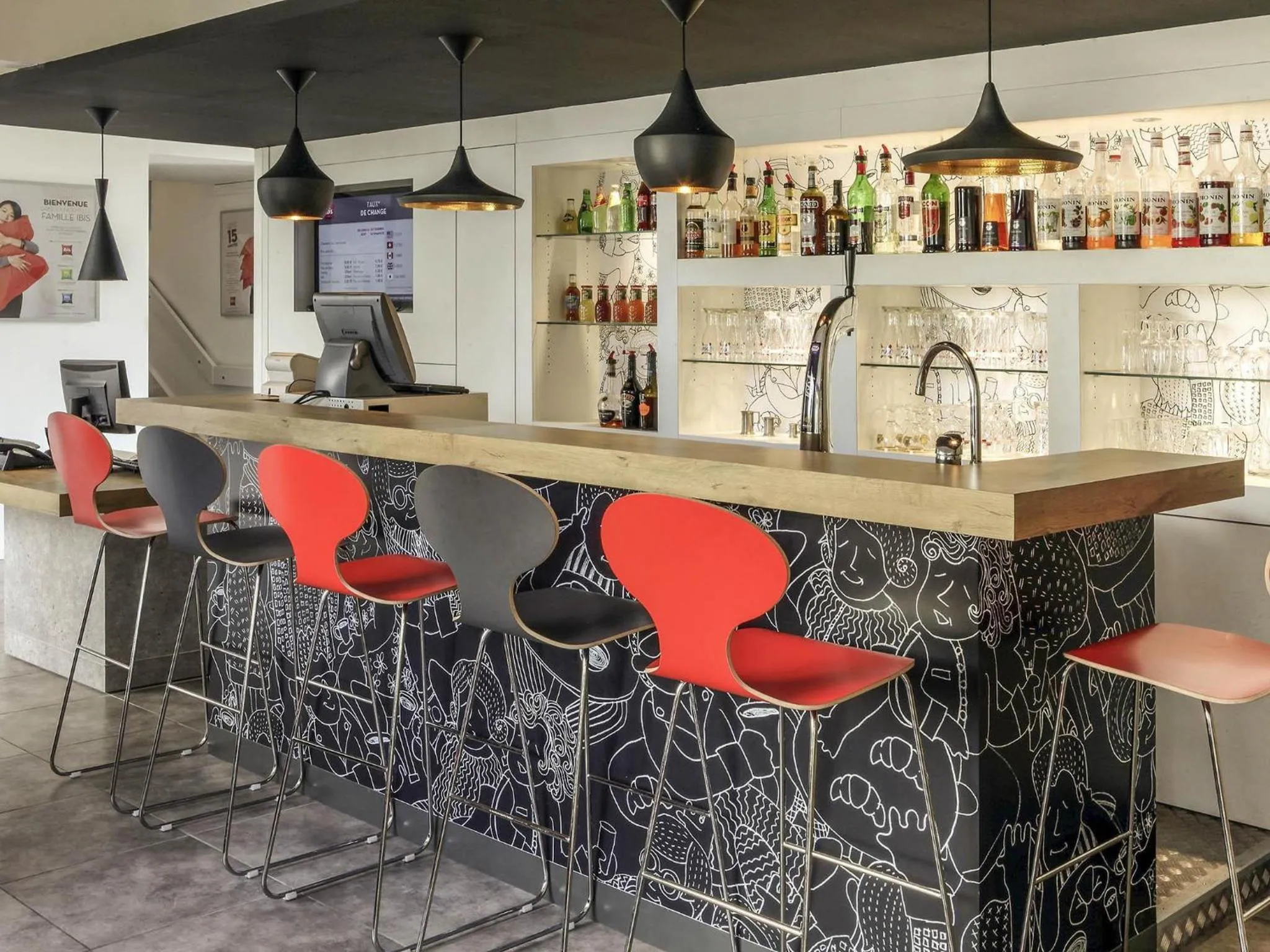 Lounge or bar in ibis Chalons en Champagne