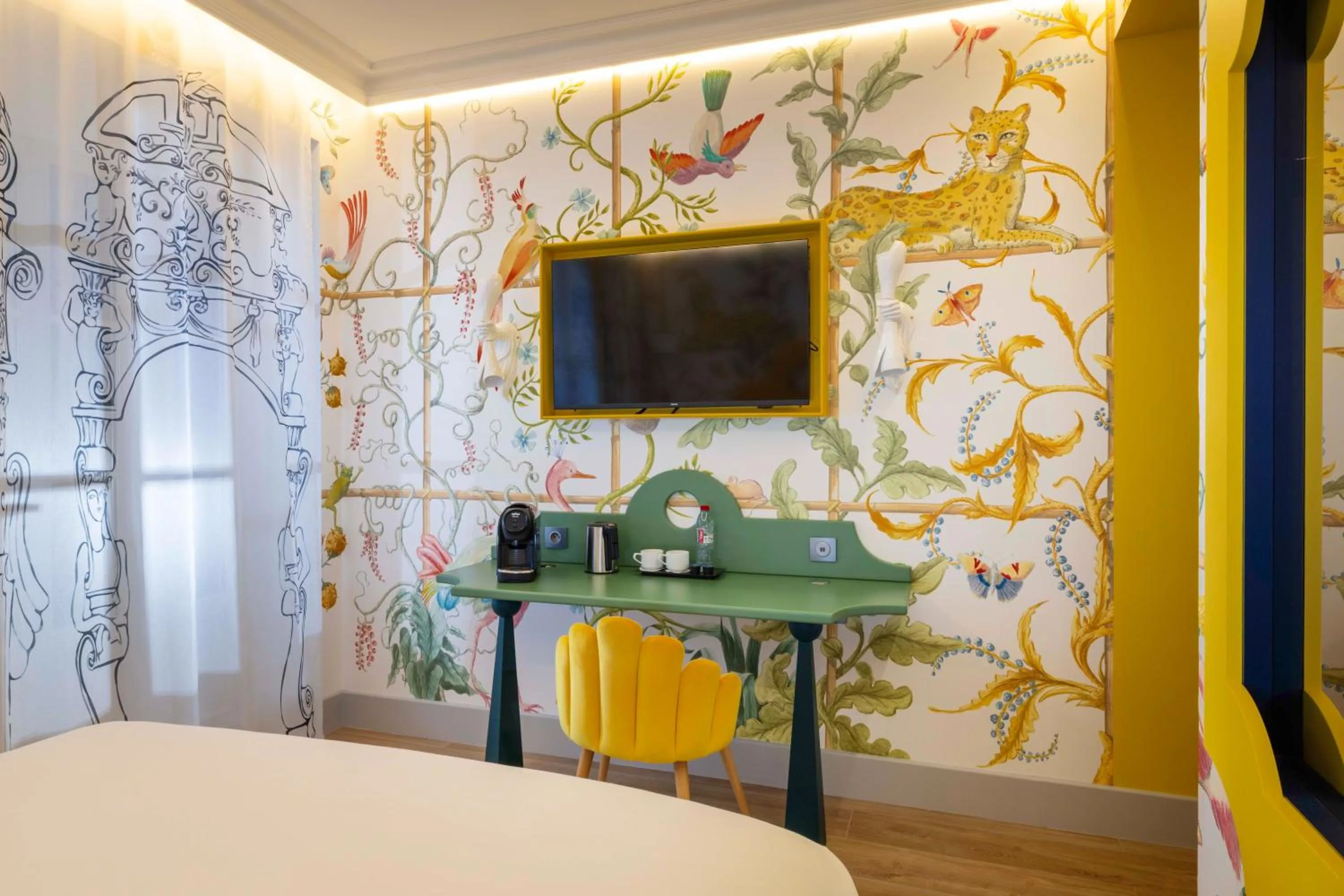 Bedroom, Bed in Hôtel Le Magnifique Ex Hôtel Le M