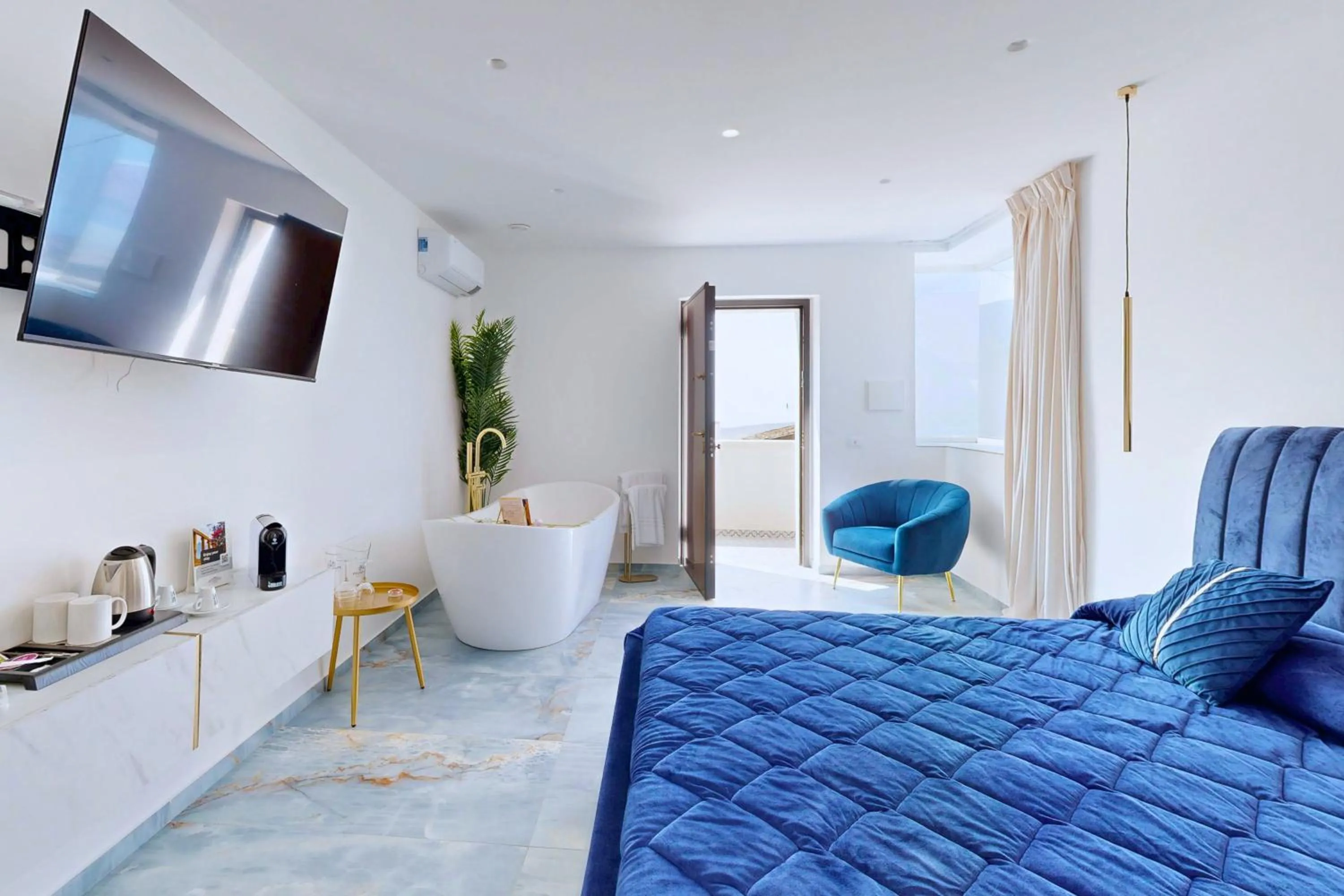 Hot Tub, Bed in Antico Borgo dei Templi