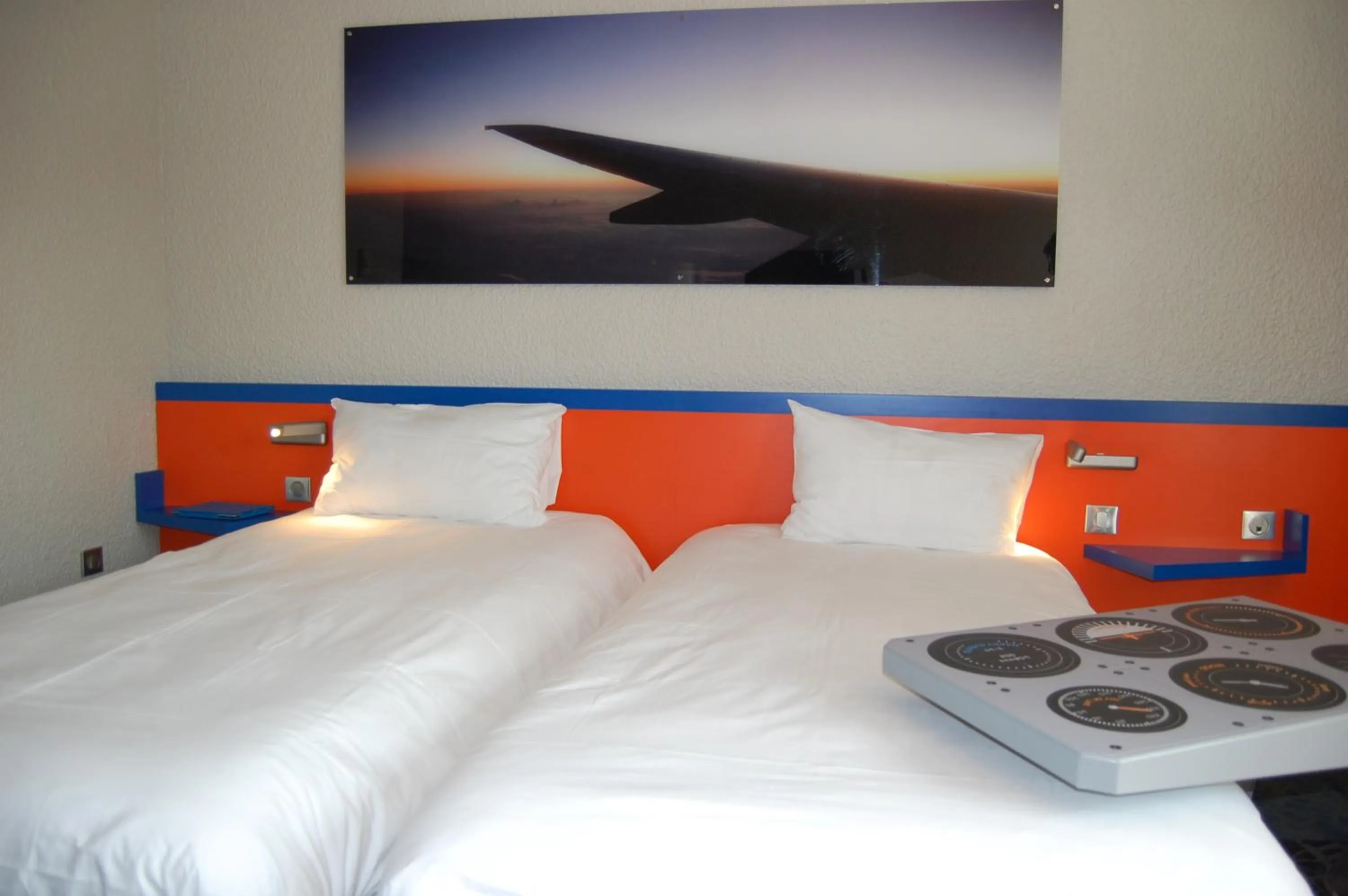 Bedroom, Bed in ibis Styles Marseille Aéroport
