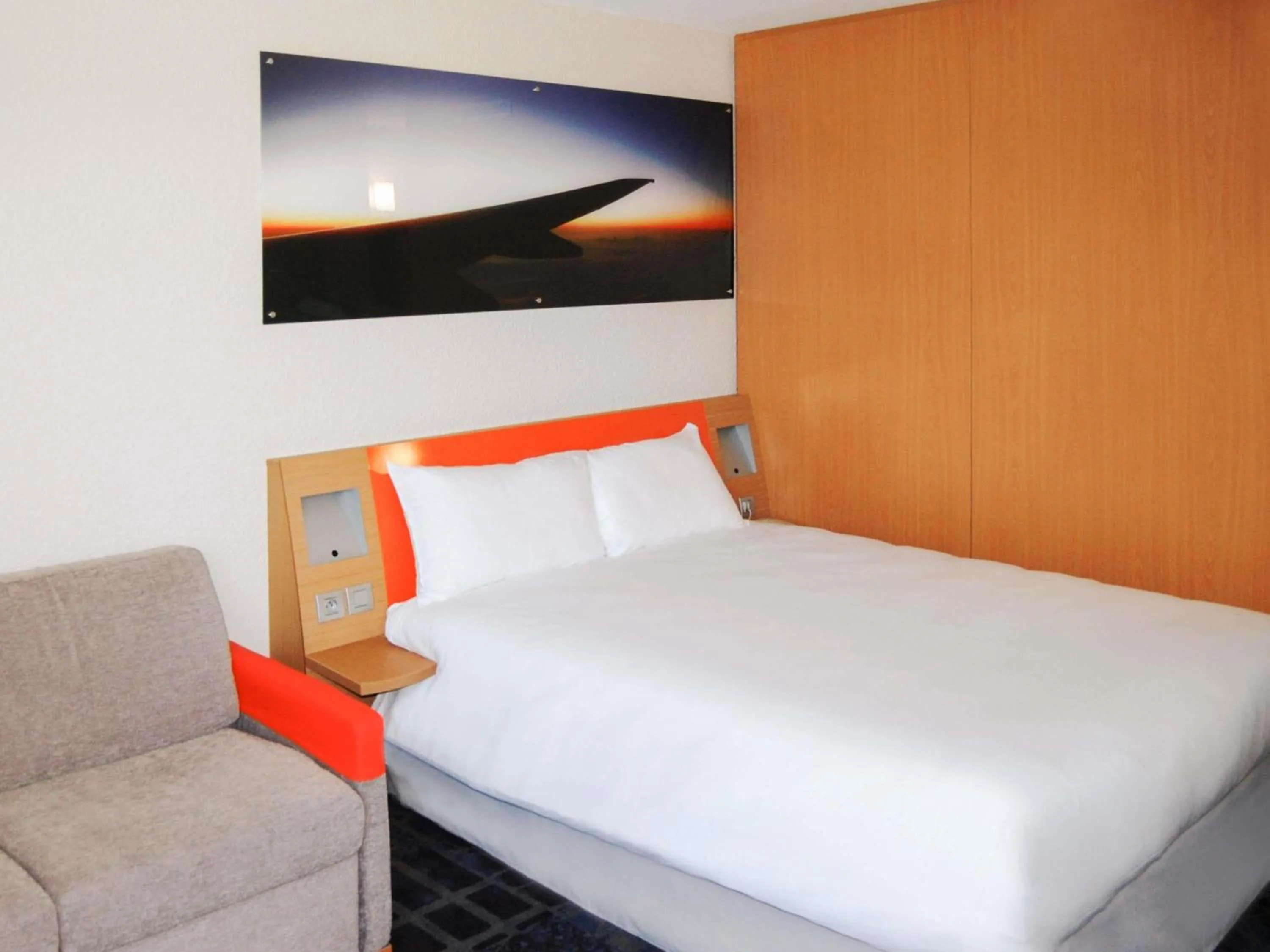 Bedroom, Bed in ibis Styles Marseille Aéroport