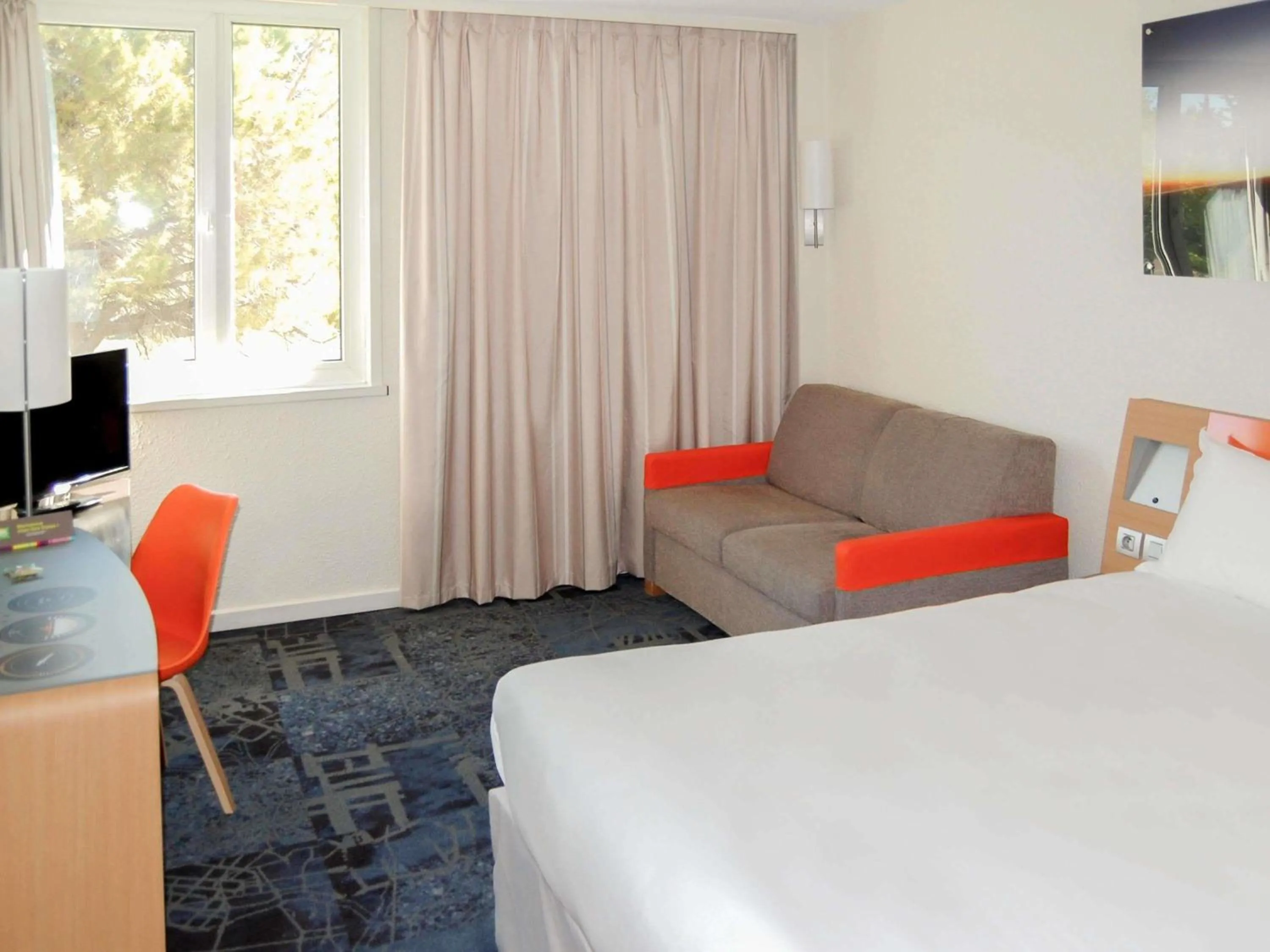 Bedroom, Bed in ibis Styles Marseille Aéroport