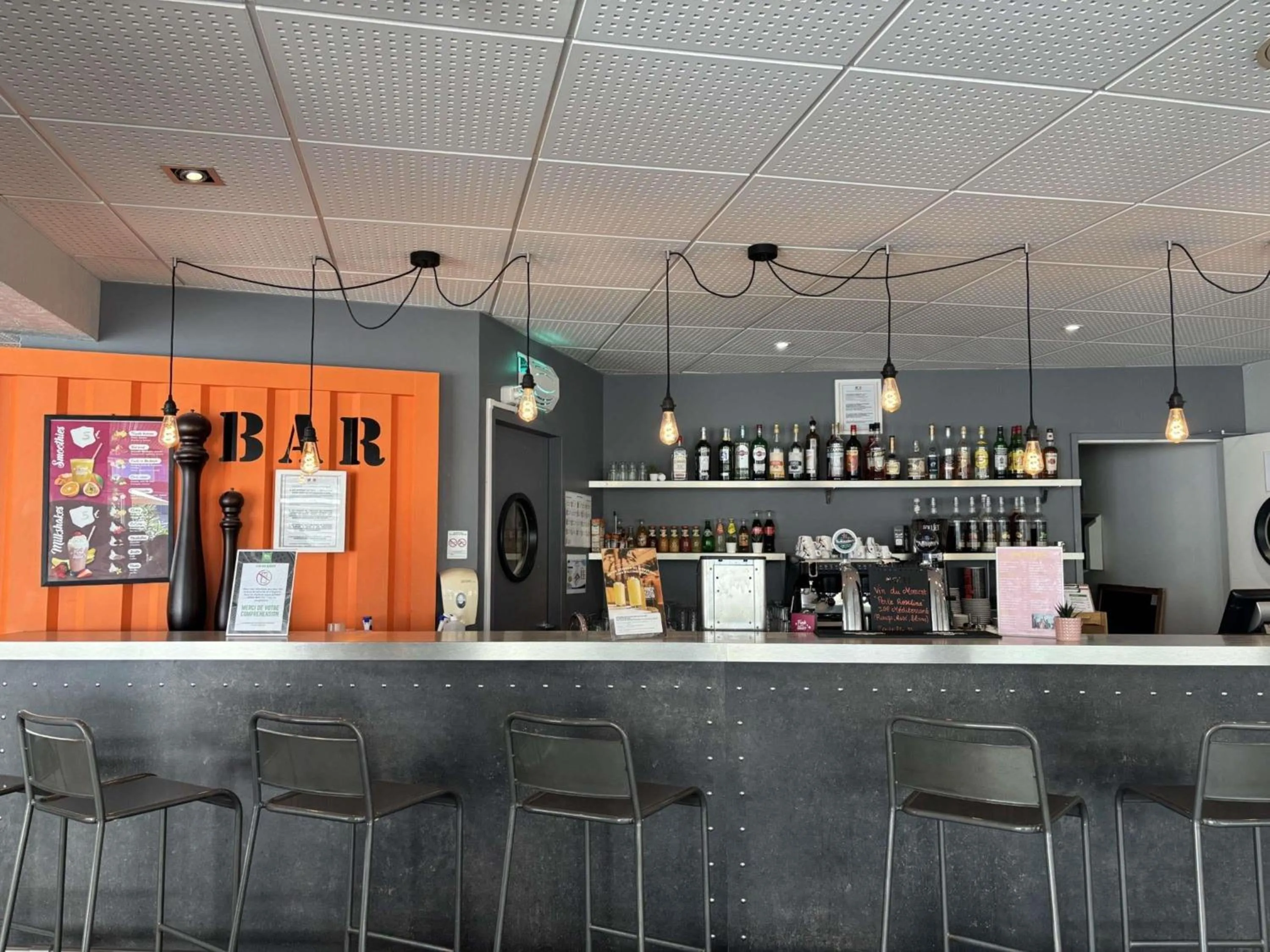 Restaurant/places to eat in ibis Styles Marseille Aéroport