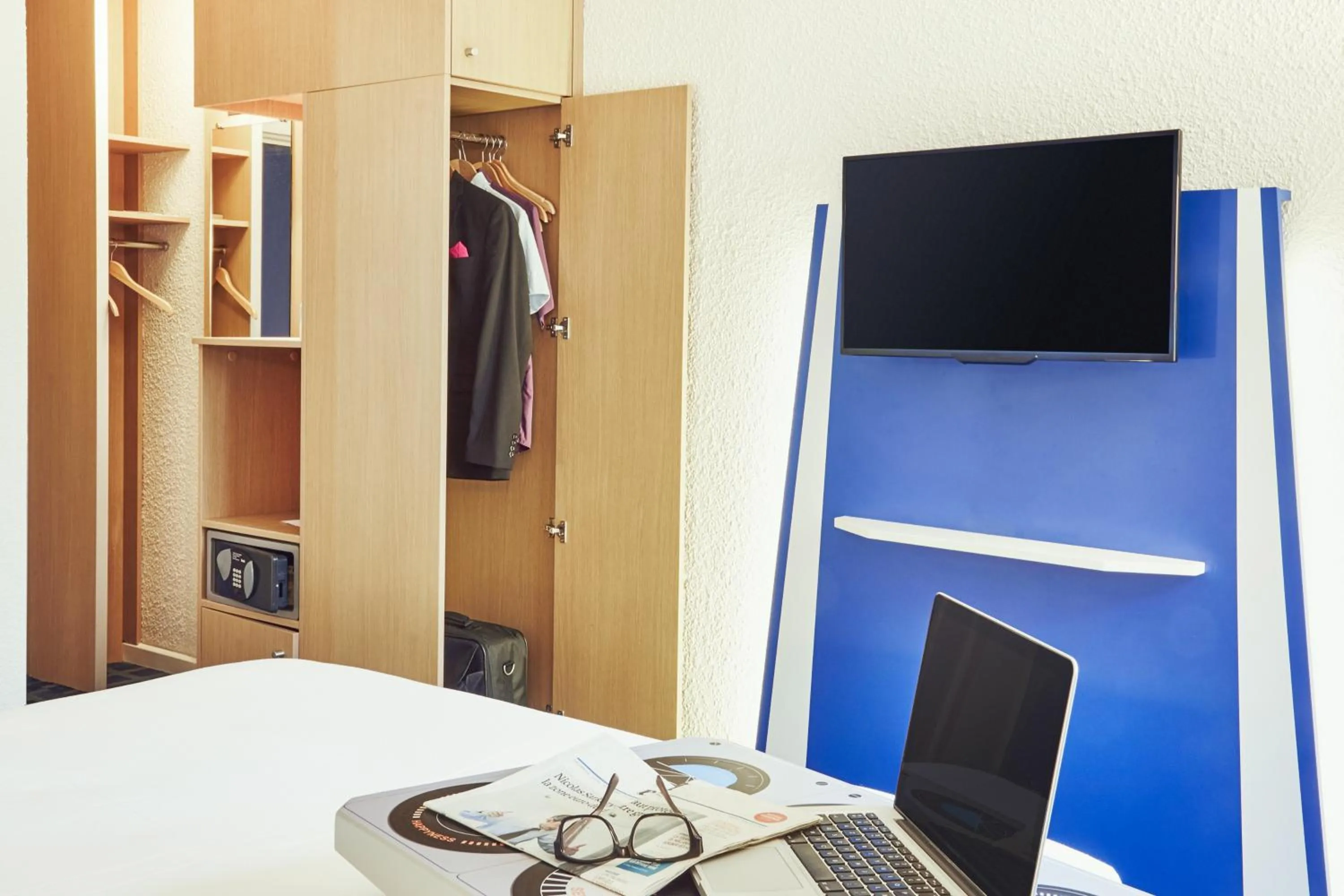 Bedroom, Bed in ibis Styles Marseille Aéroport