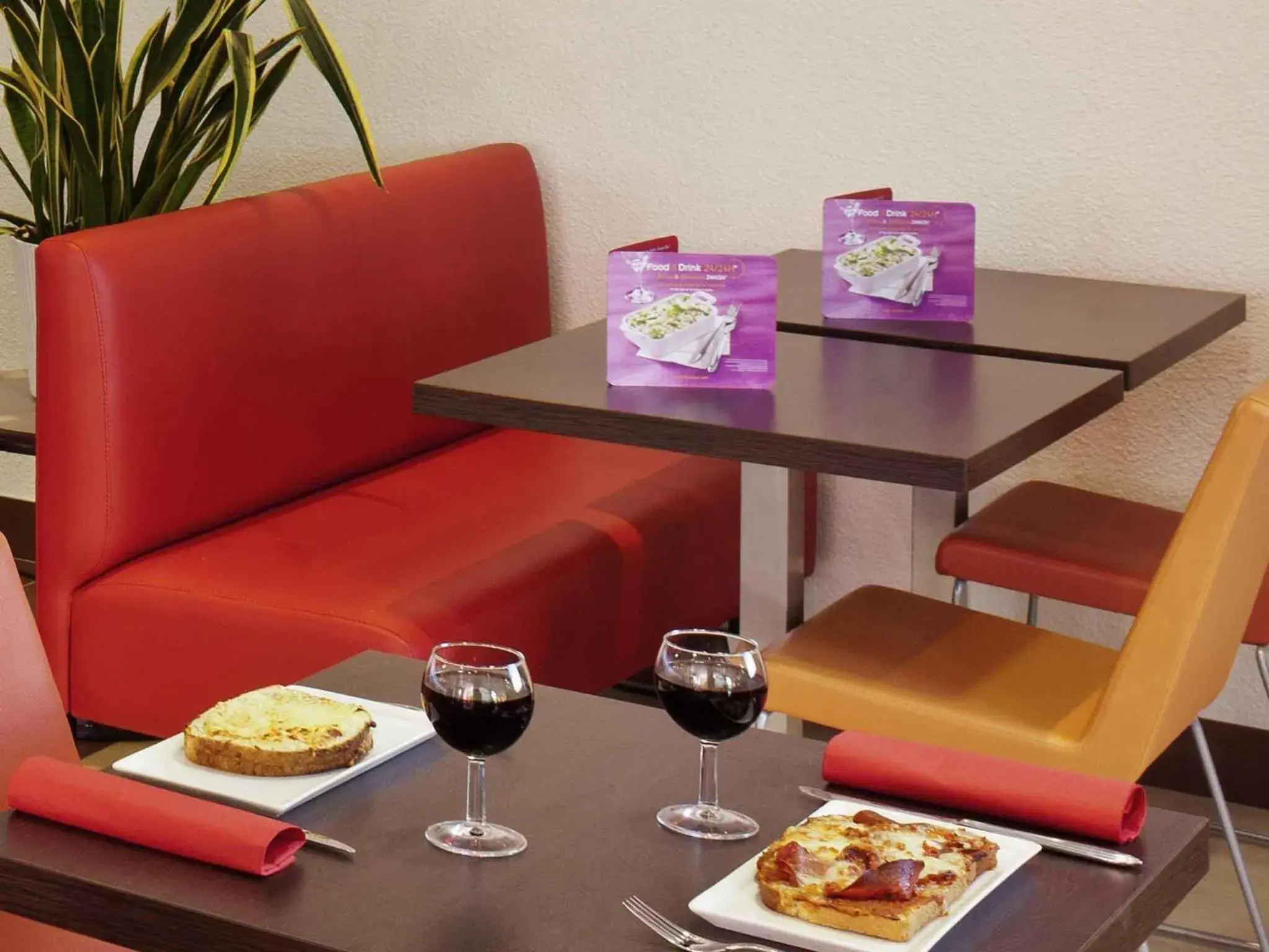 Lounge or bar in ibis Aulnay Paris Nord Expo Lounge or bar in ibis Aulnay Paris Nord Expo