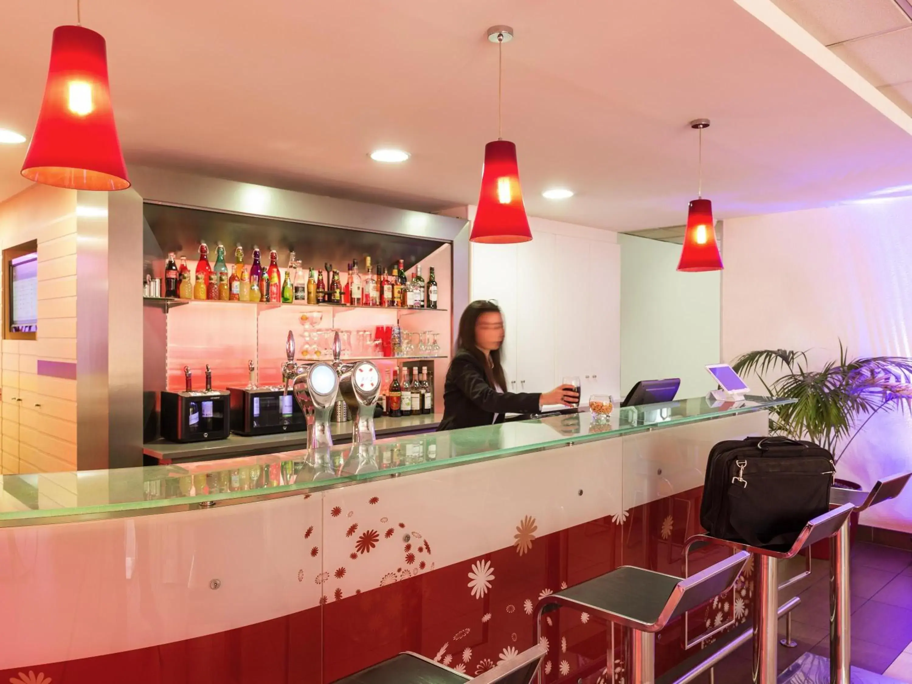 Lounge or bar in ibis Aulnay Paris Nord Expo Lounge or bar in ibis Aulnay Paris Nord Expo