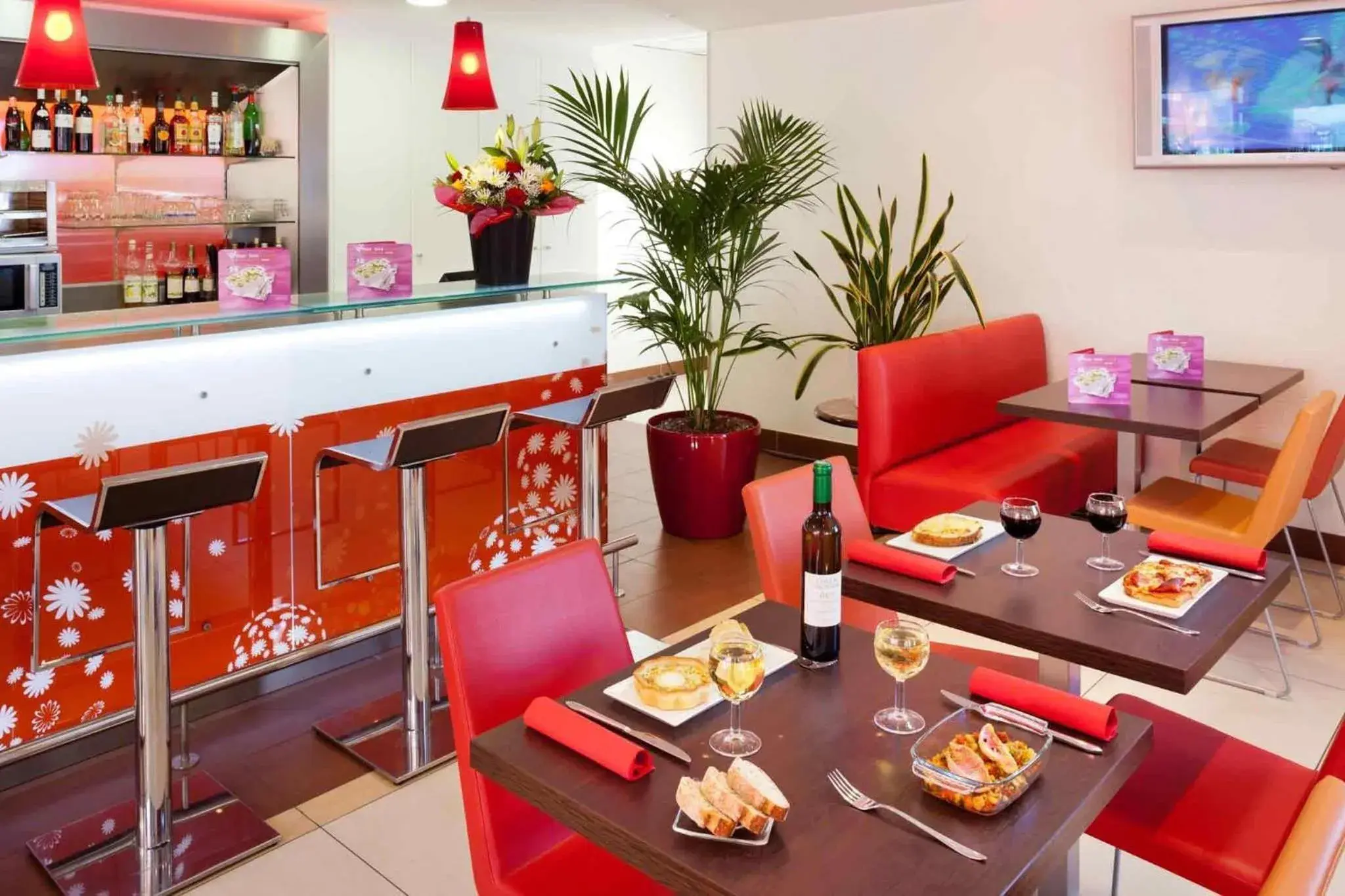 Lounge or bar in ibis Aulnay Paris Nord Expo Lounge or bar in ibis Aulnay Paris Nord Expo