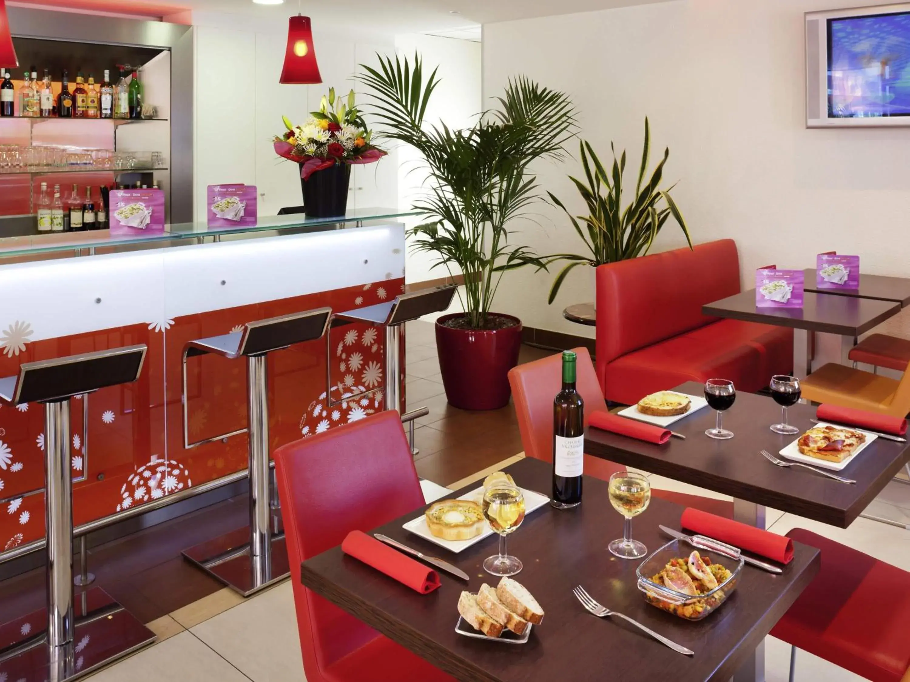 Lounge or bar in ibis Aulnay Paris Nord Expo Lounge or bar in ibis Aulnay Paris Nord Expo