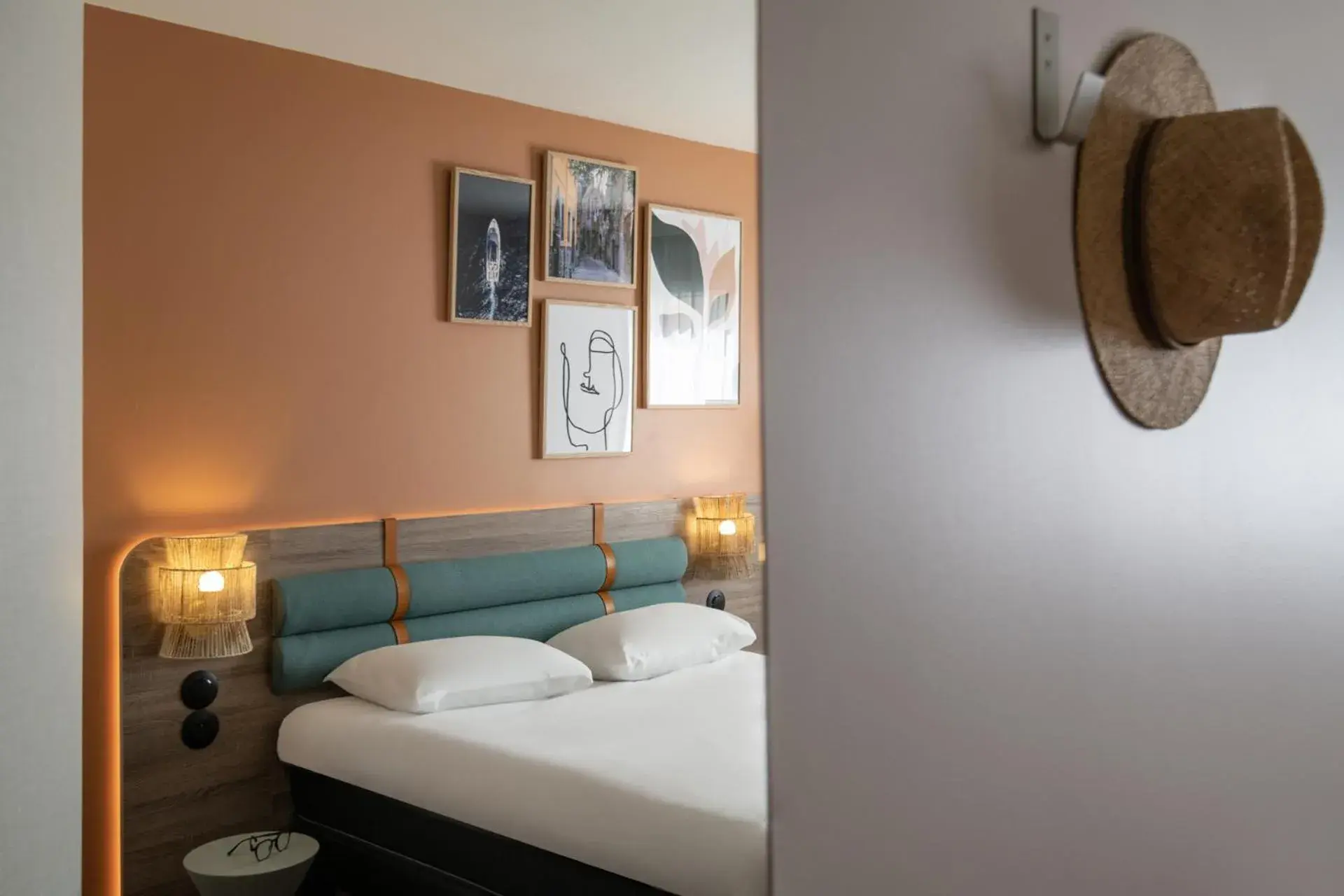 Photo of the whole room, Bed in ibis Golfe de Saint-Tropez Photo of the whole room, Bed in ibis Golfe de Saint-Tropez