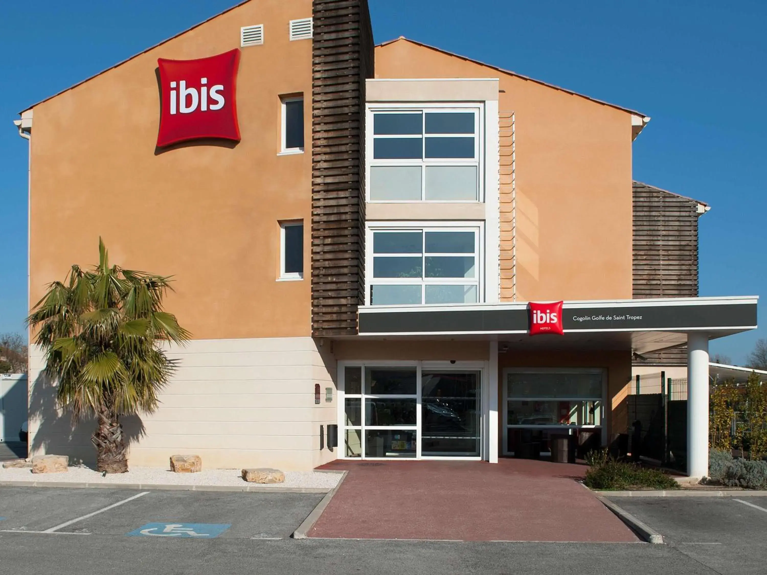 Property building in ibis Golfe de Saint-Tropez Property building in ibis Golfe de Saint-Tropez