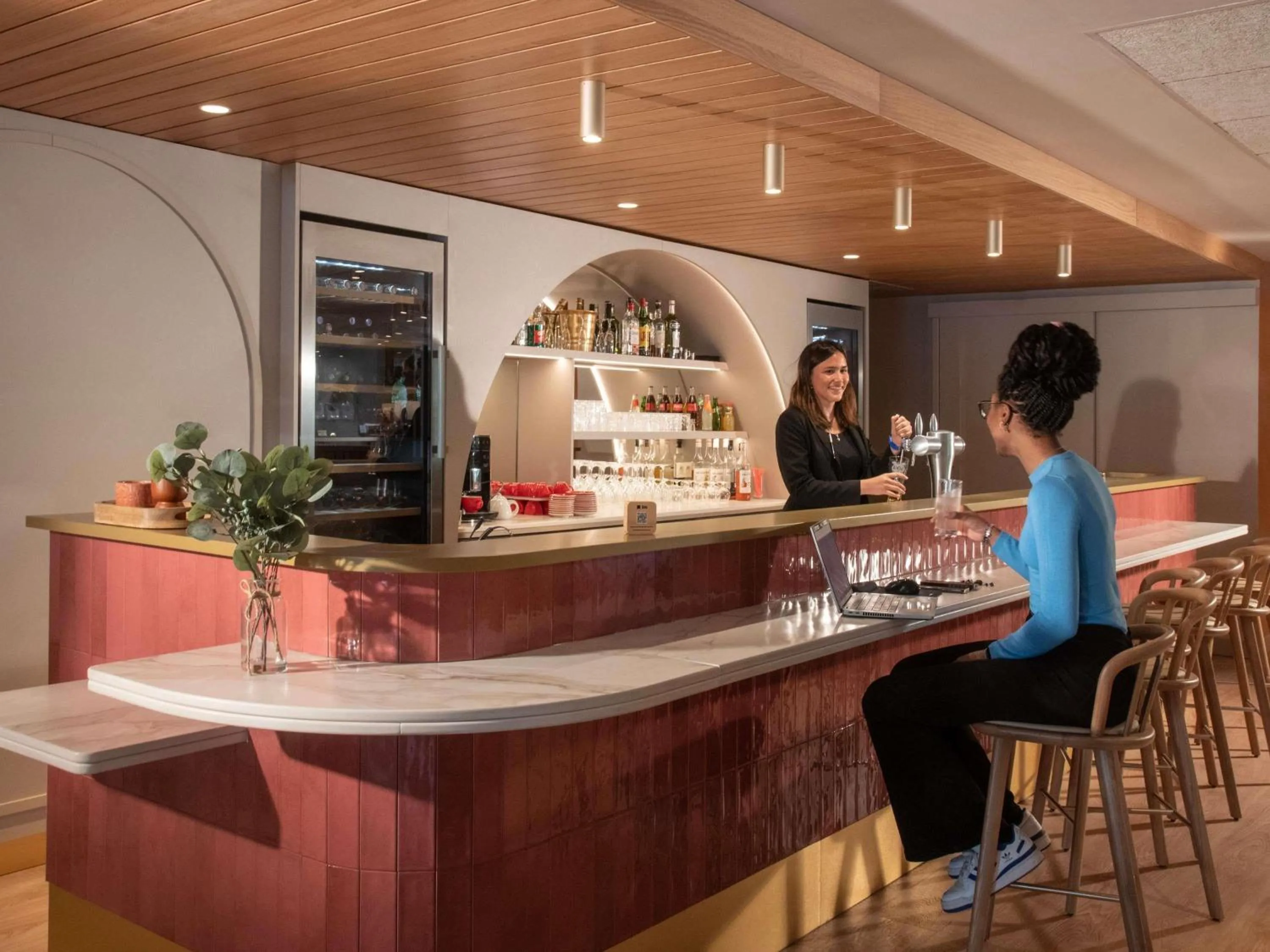 Lounge or bar in ibis Golfe de Saint-Tropez