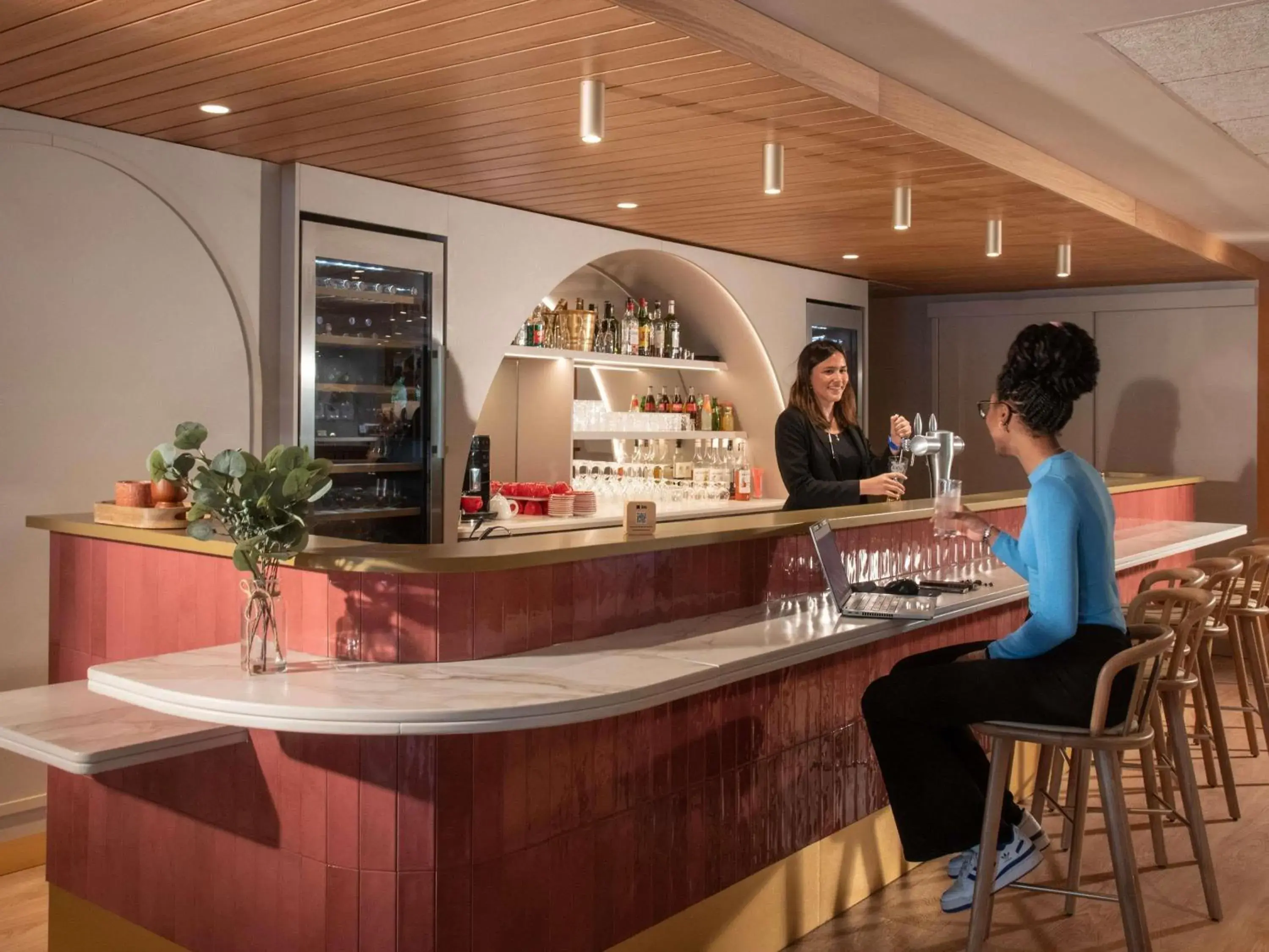 Lounge or bar in ibis Golfe de Saint-Tropez Lounge or bar in ibis Golfe de Saint-Tropez